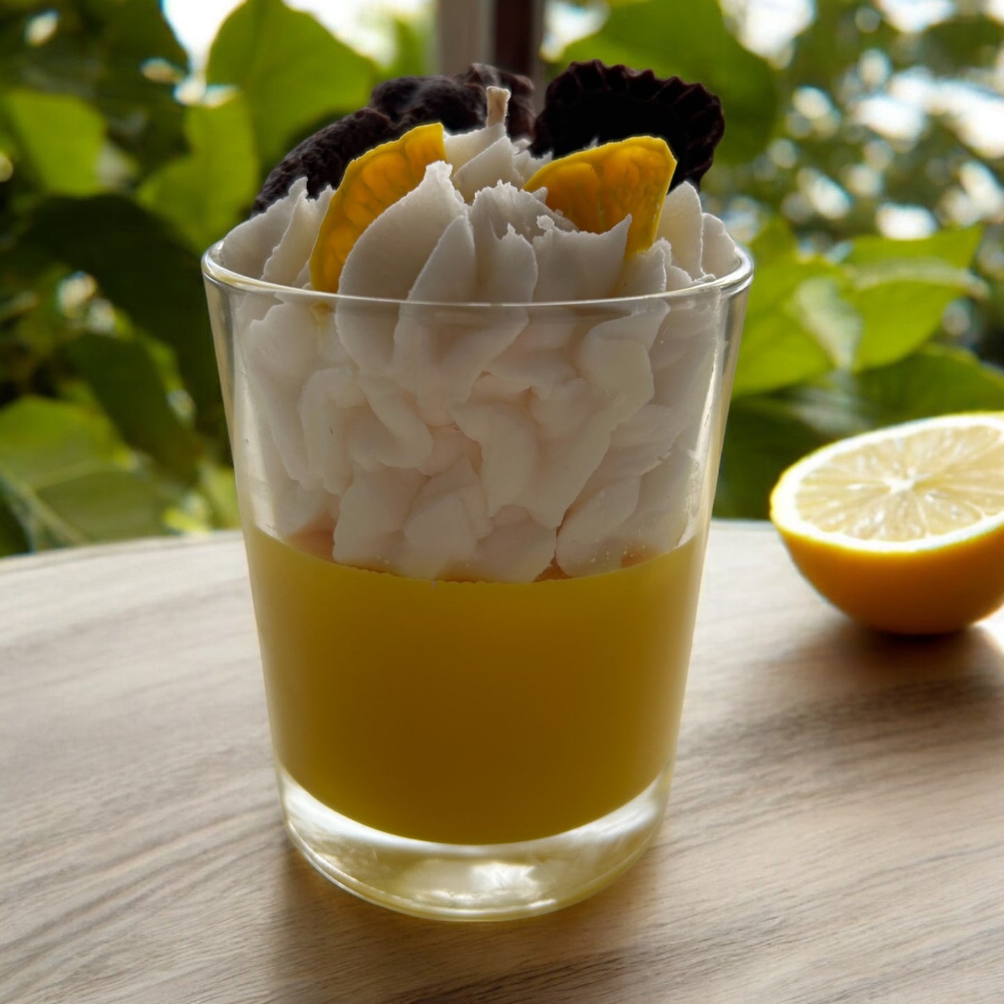 Zitronen-Duftkerze – Frisches Dessert-Design mit dekorativen Wachsdetails