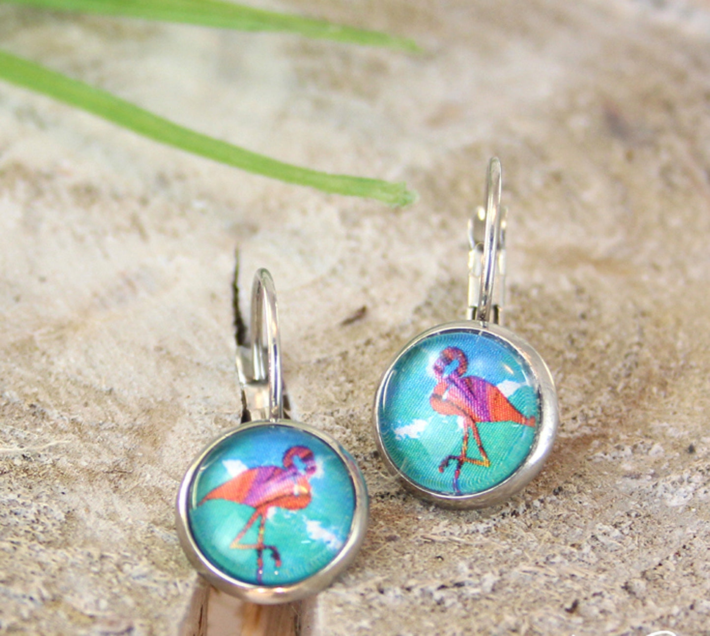 Handgemachte Edelstahl Ohrhänger mit Flamingo Motiv in Blau und Türkis