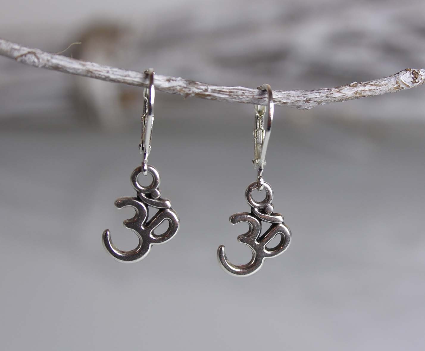 Ohrhänger Klappbrisur mit OM – Eleganter Schmuck aus Edelstahl