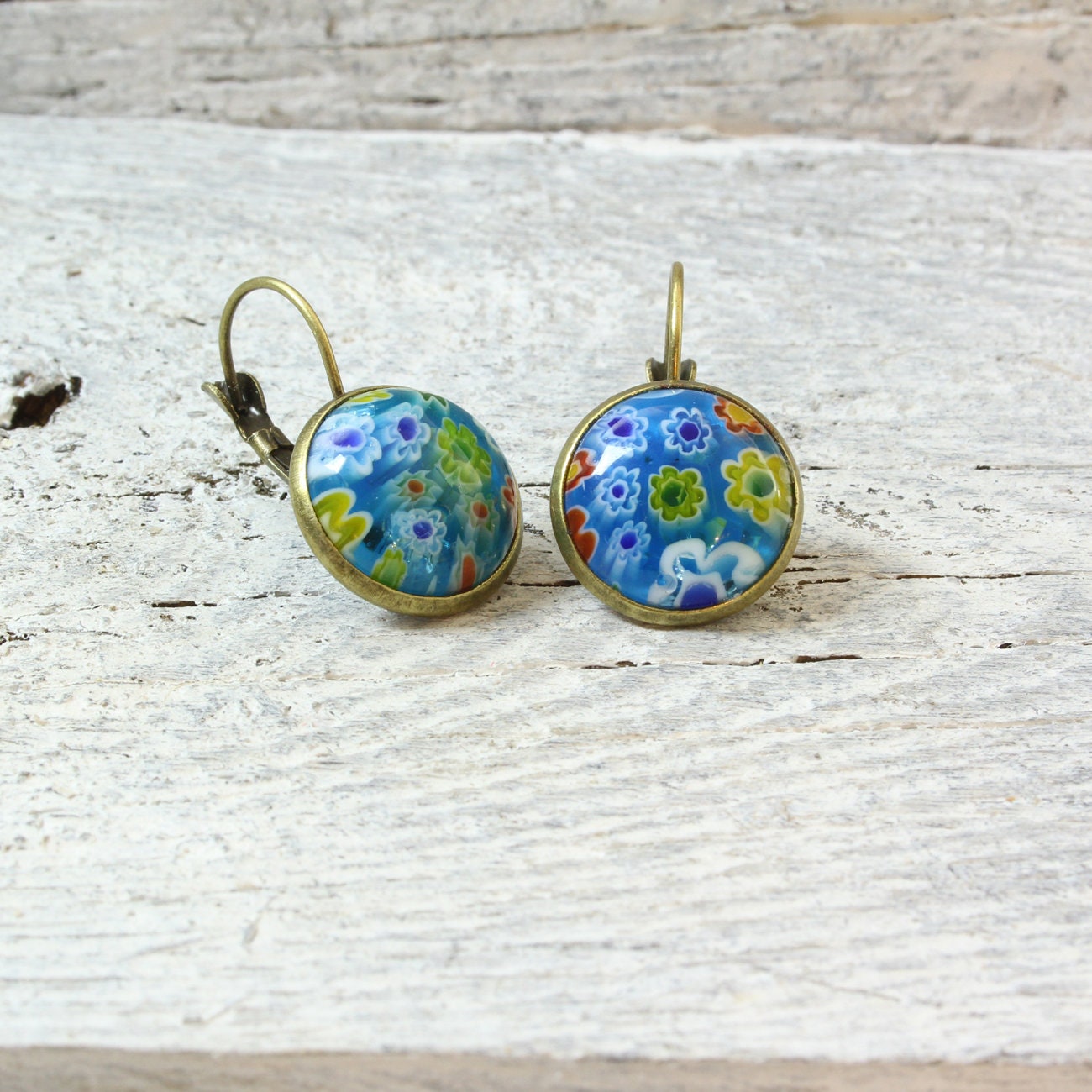 Einzelstück Bronze Ohrhänger mit blauen Lampwork Glasperlen – Romantischer Look