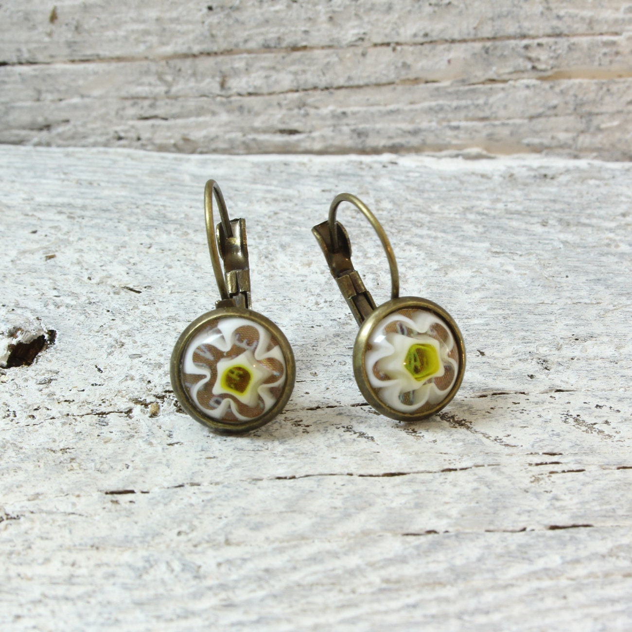 Einzelstück Bronze Ohrhänger mit gelb-weißen Lampwork Glasperlen – Romantischer Stil