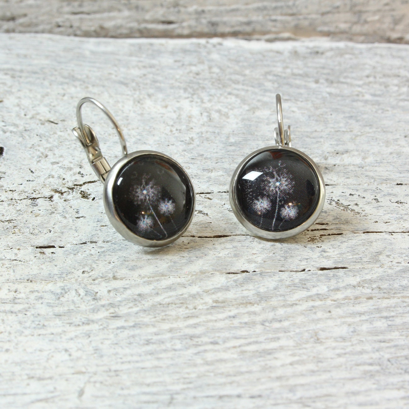 Zarte Edelstahl Ohrringe mit Pusteblume – Natürlicher Look