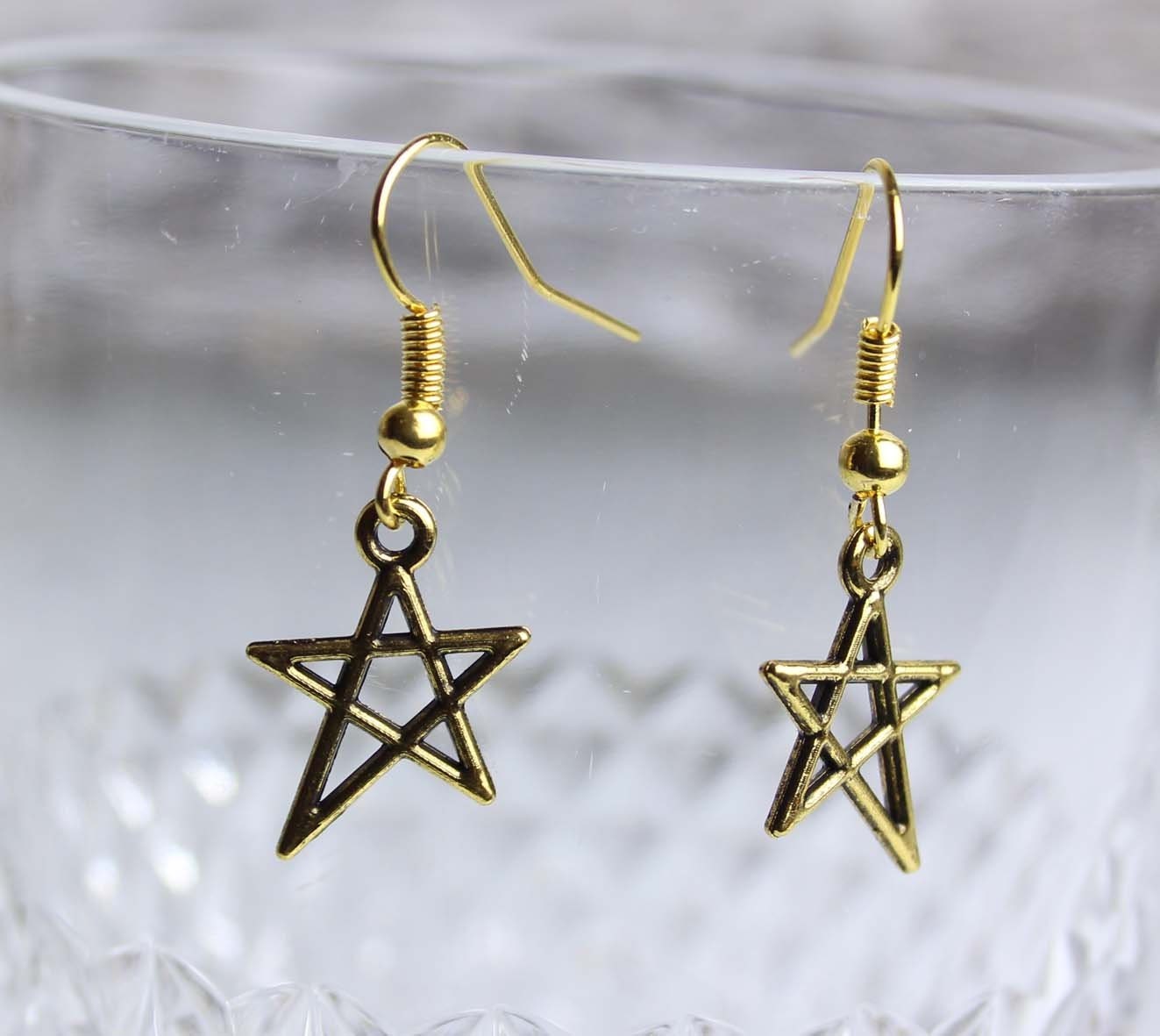 Elegante Ohrhänger mit Fischhaken und Sternen – Goldfarbene Ohrringe
