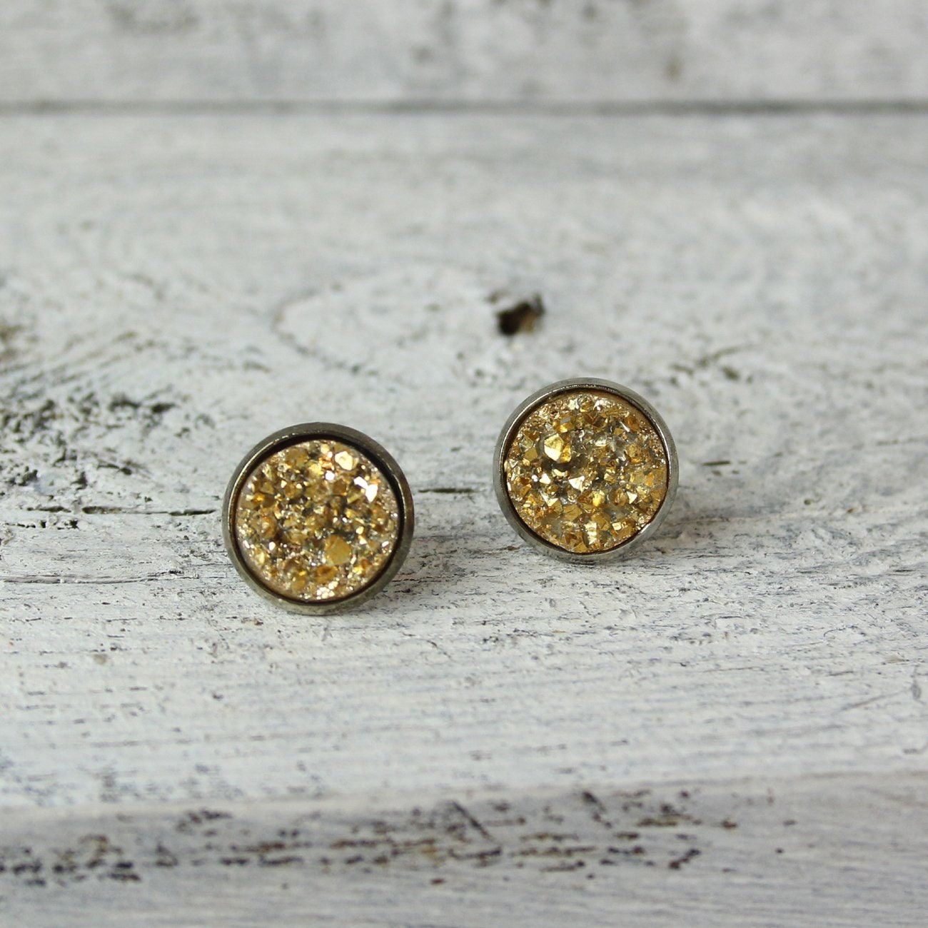 Edelstahl Ohrstecker Faux Druzy in Gold-Gelb – Handgemachte Ohrringe