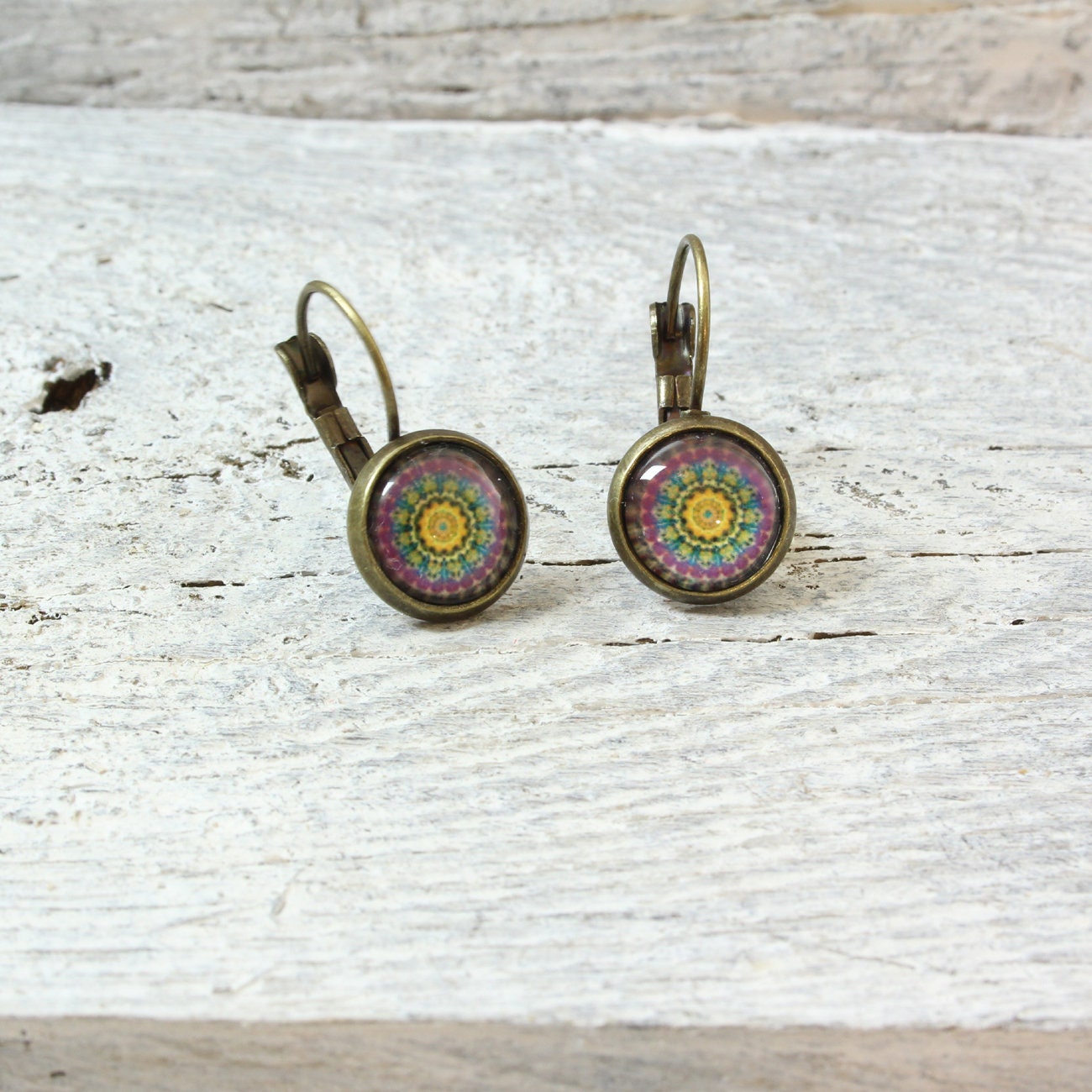 Bronze Ohrhänger mit lila-gelbem Mandala – Frisches Design