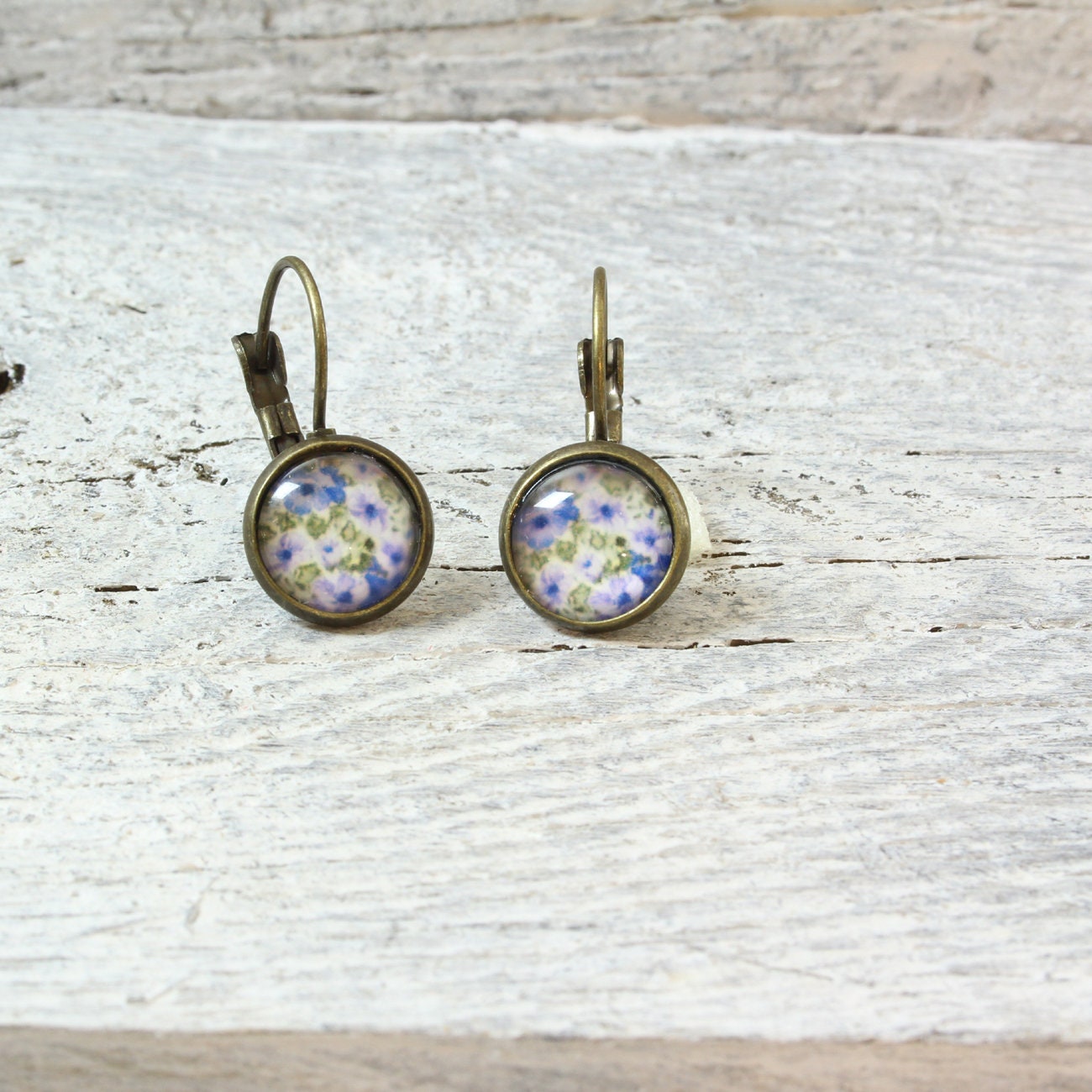 Bronze Ohrhänger Petit Fleur – Blumen Ohrringe in Blau und Weiß