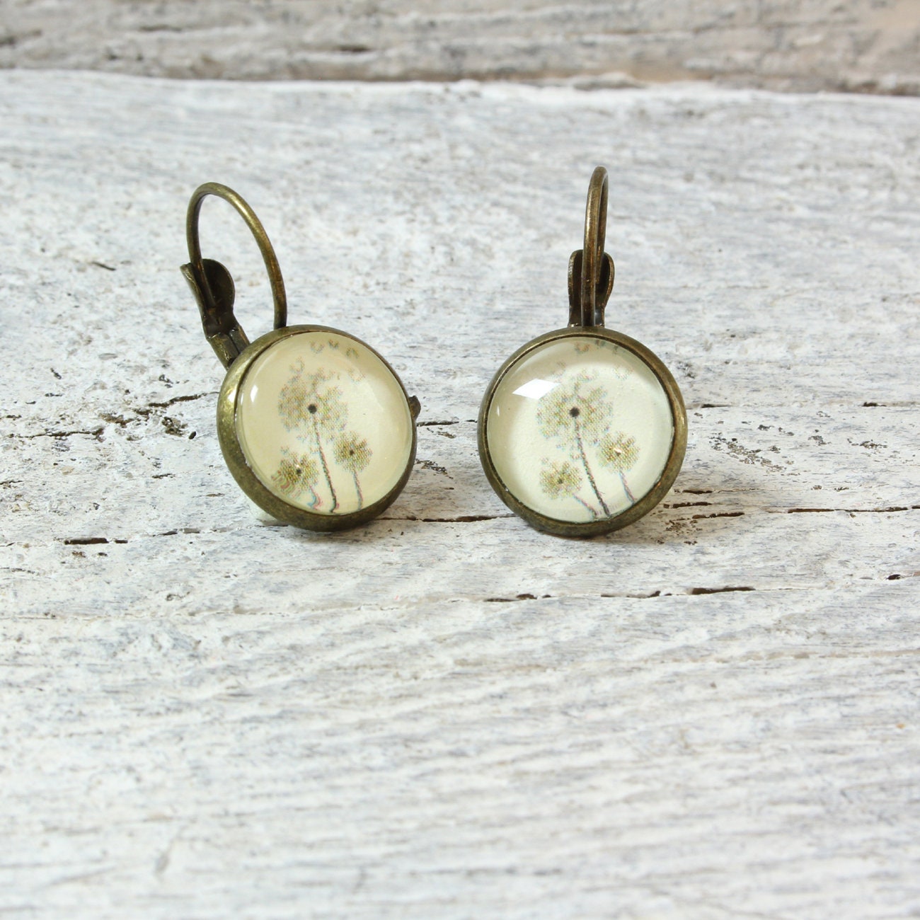 Zarte Pusteblume Ohrhänger in Bronze – Handgefertigter Boho Schmuck