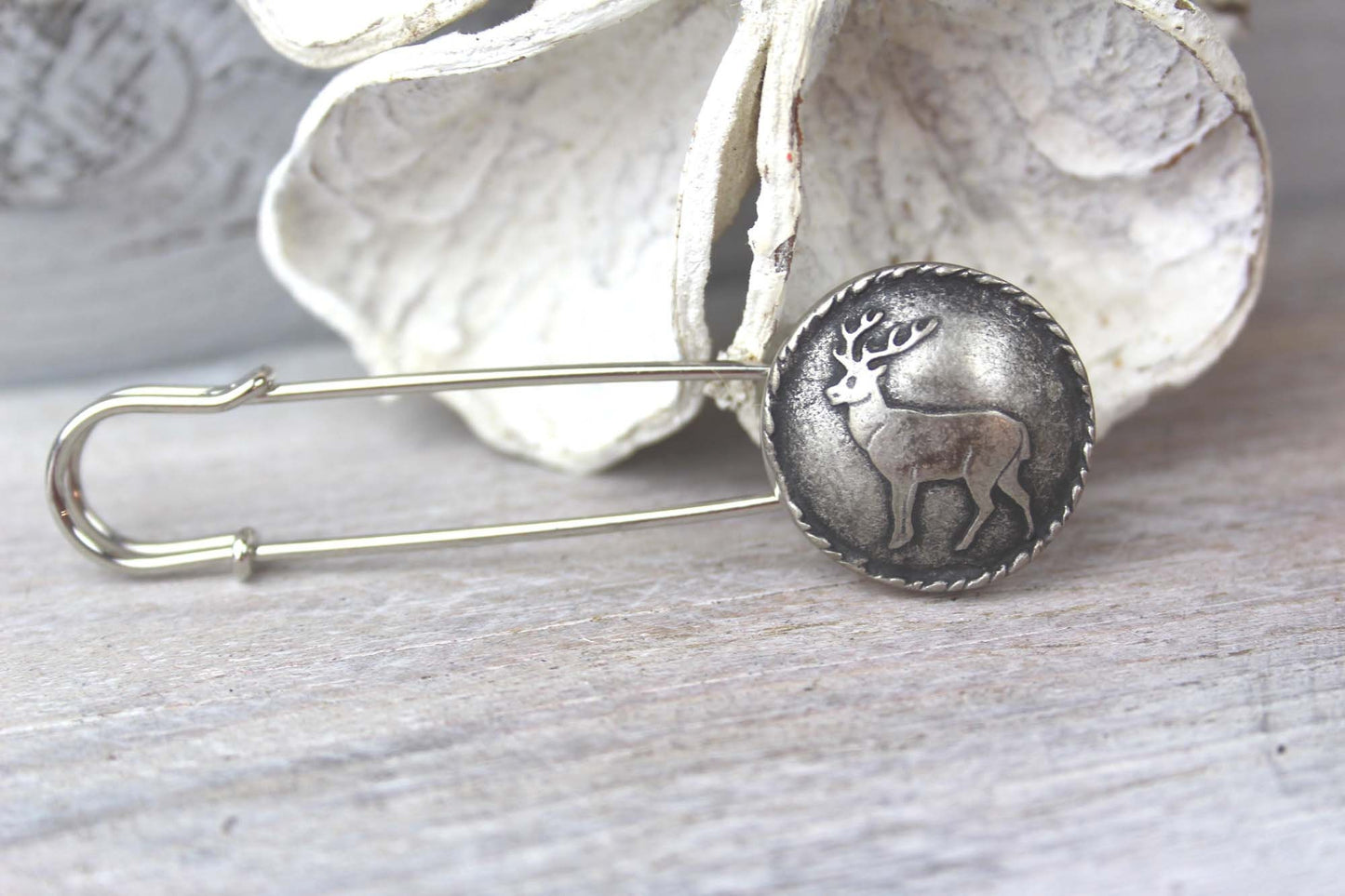 Ponchonadel aus Metall mit Hirsch Motiv – Elegante Kilt Pin für Trachten