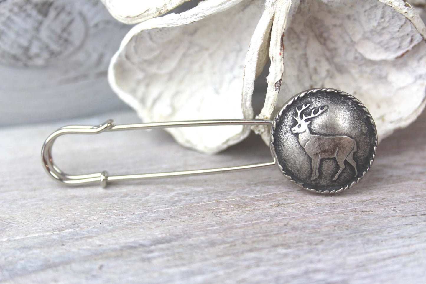 Ponchonadel aus Metall mit Hirsch Motiv – Elegante Kilt Pin für Trachten