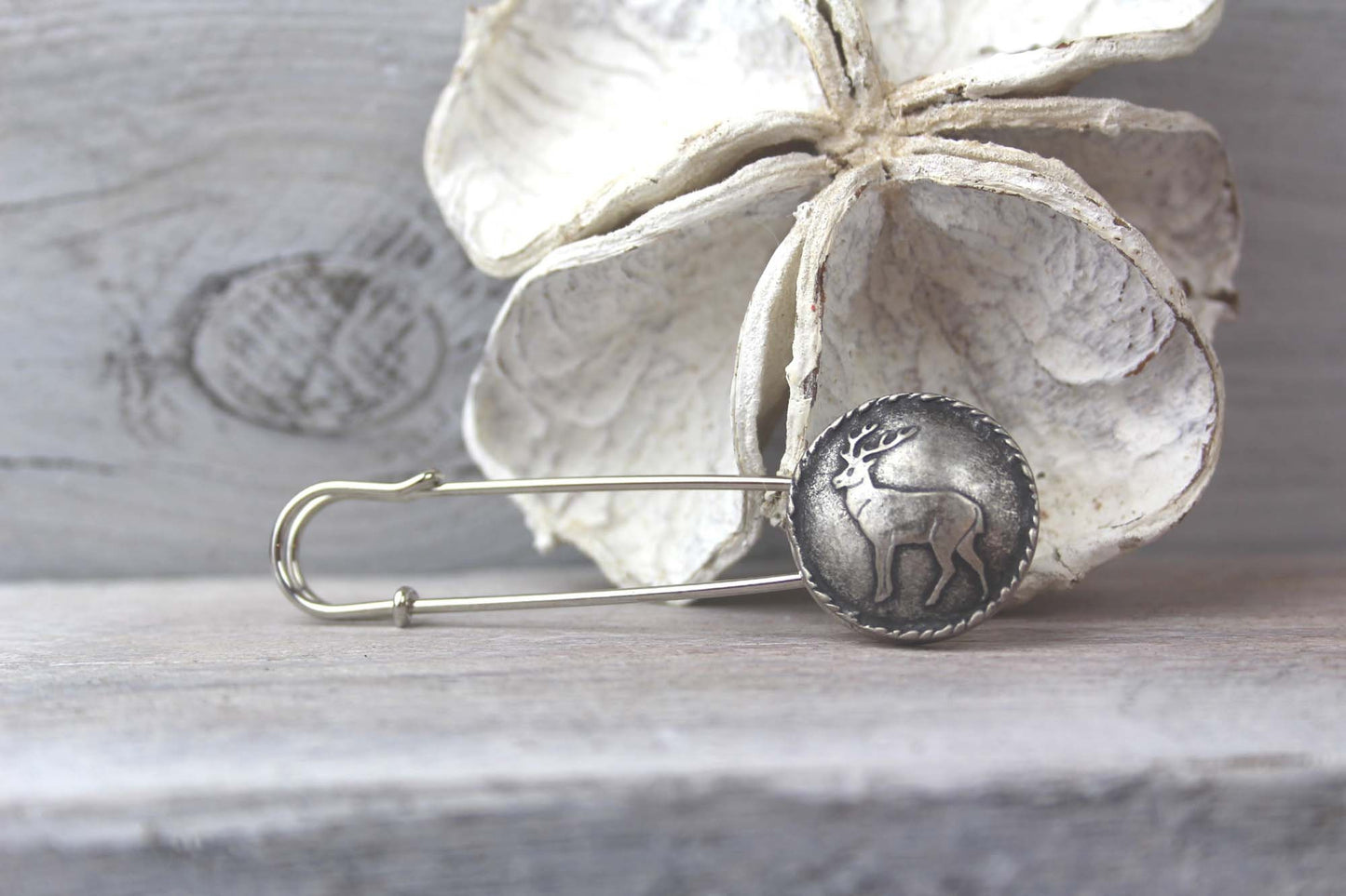 Ponchonadel aus Metall mit Hirsch Motiv – Elegante Kilt Pin für Trachten