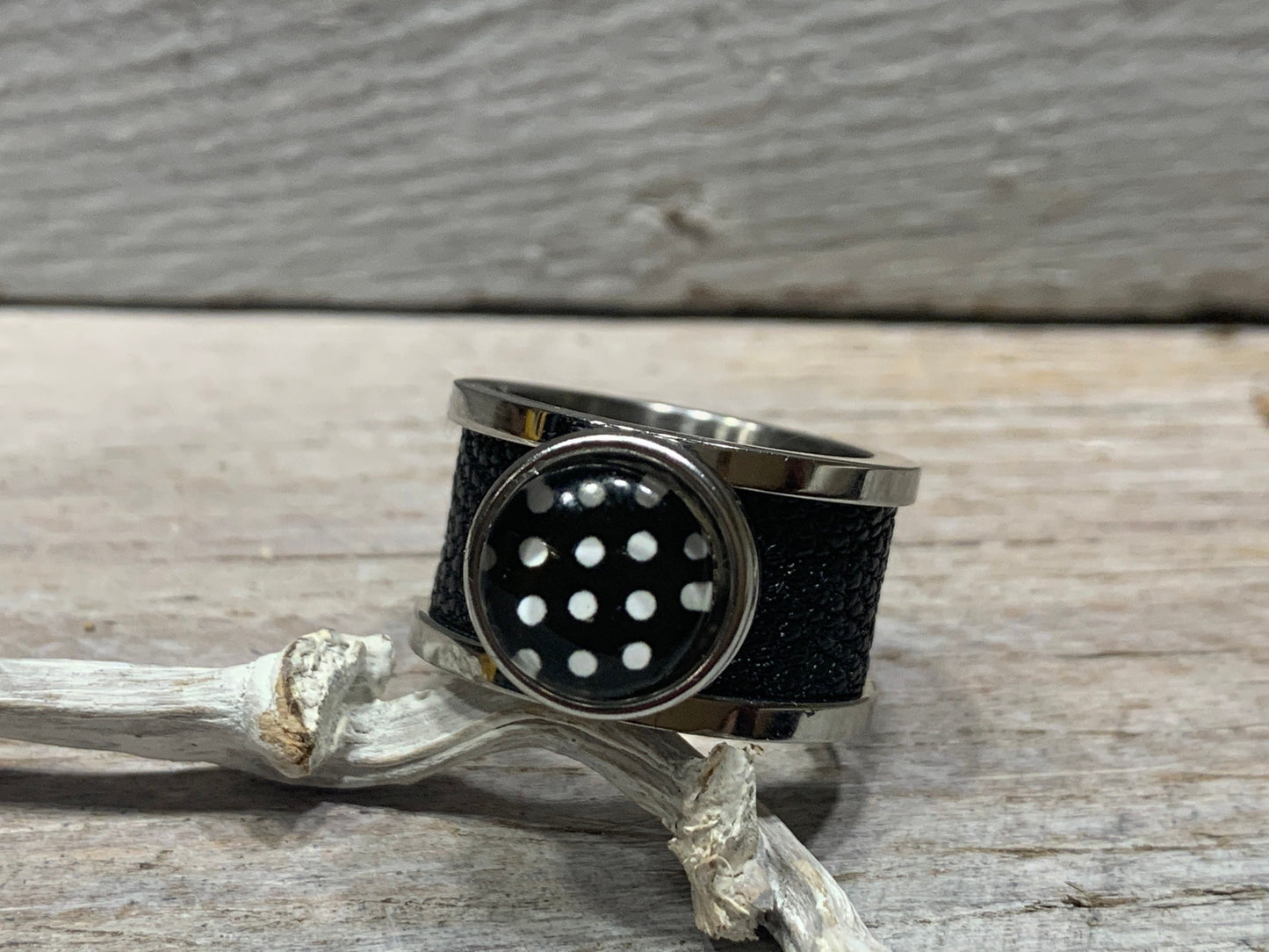 Edelstahl Ring mit Leder – Punkte Schwarz-Weiß, Rockabilly Style