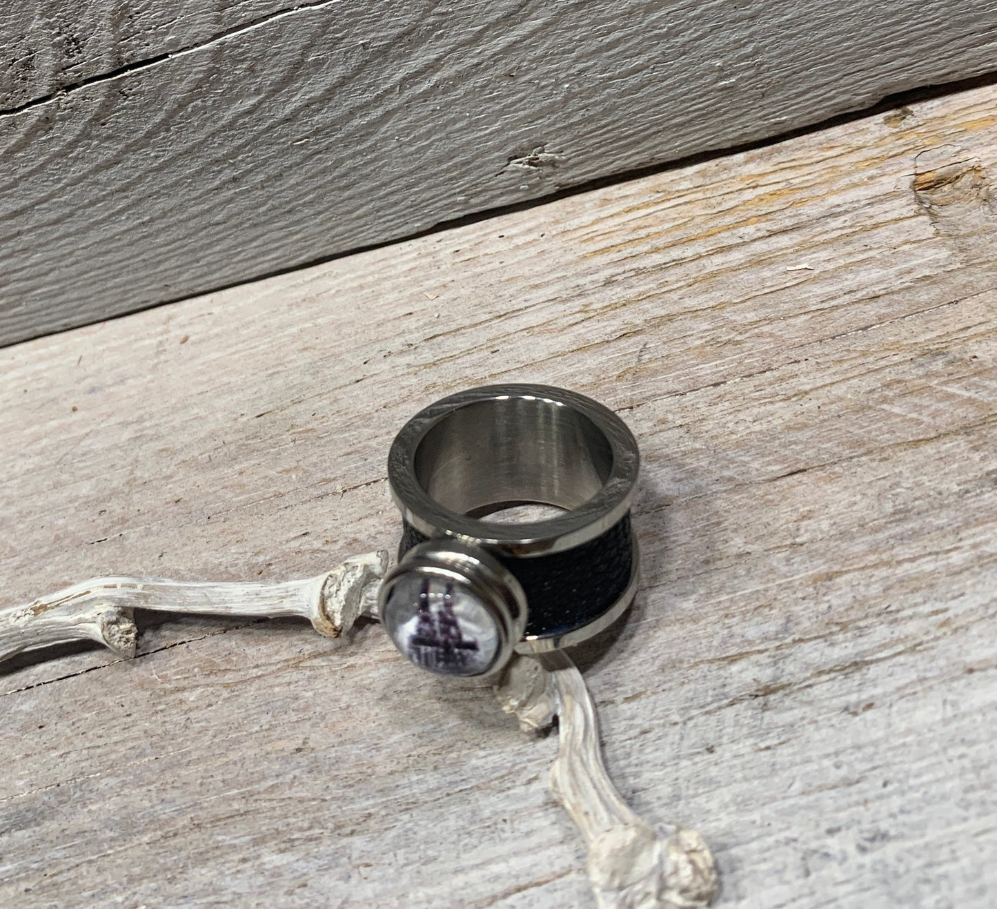 Edelstahl Ring mit Leder – Kölner Dom Design, Schwarz-Weiß