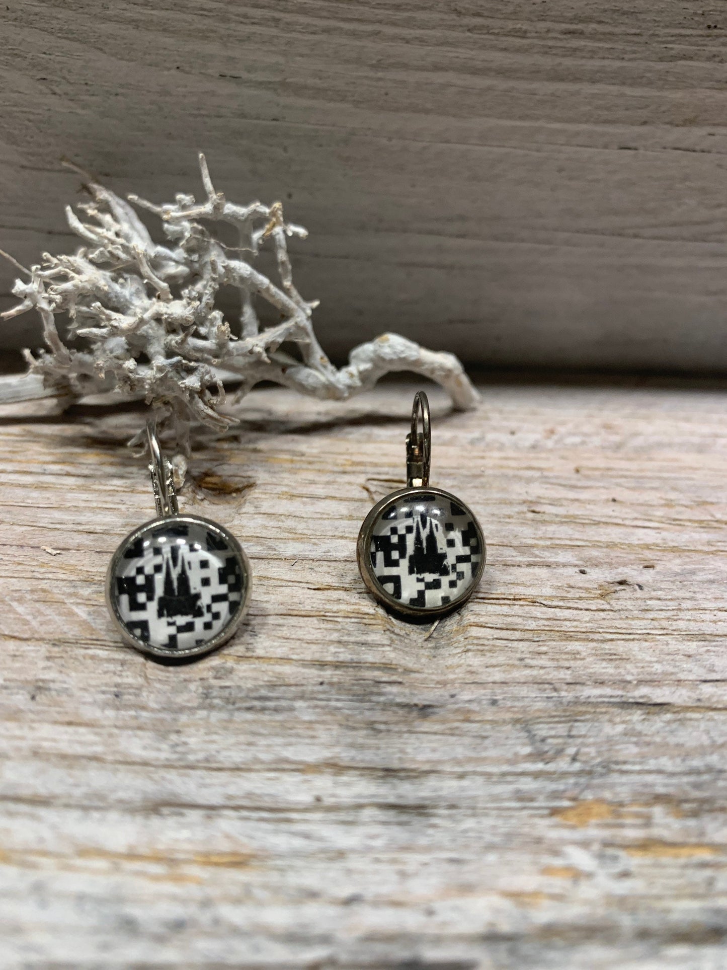 Kölner Dom Ohrringe – Schwarze Edelstahl Brisur mit QR-Motiv