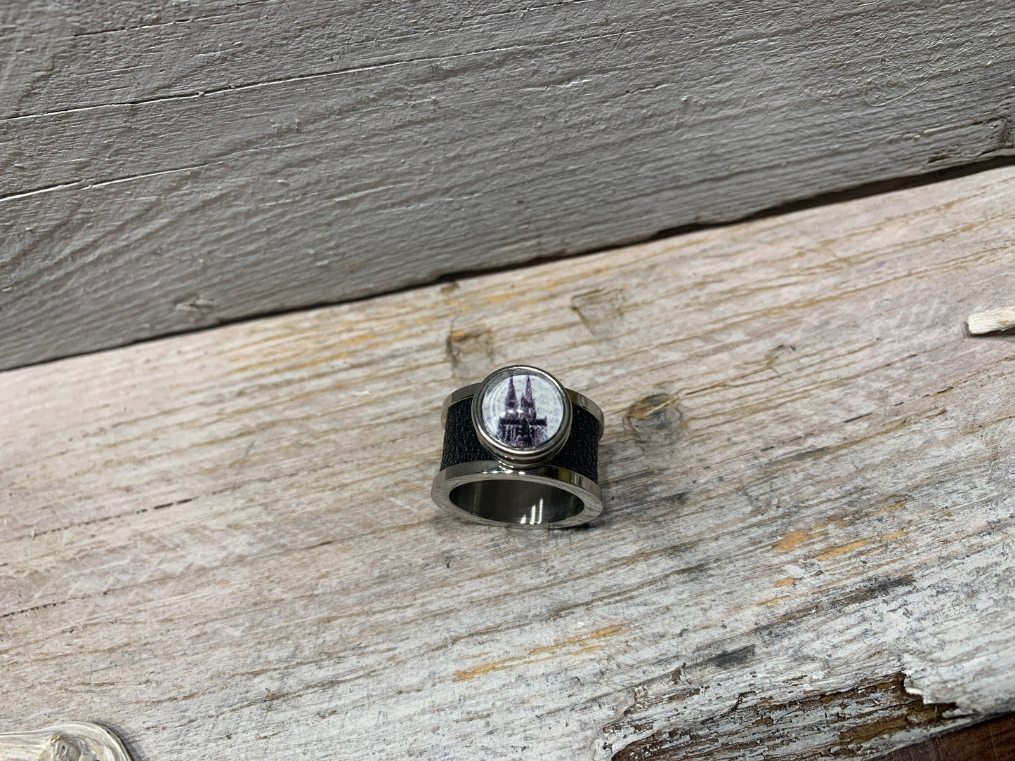 Edelstahl Ring mit Leder – Kölner Dom Design, Schwarz-Weiß