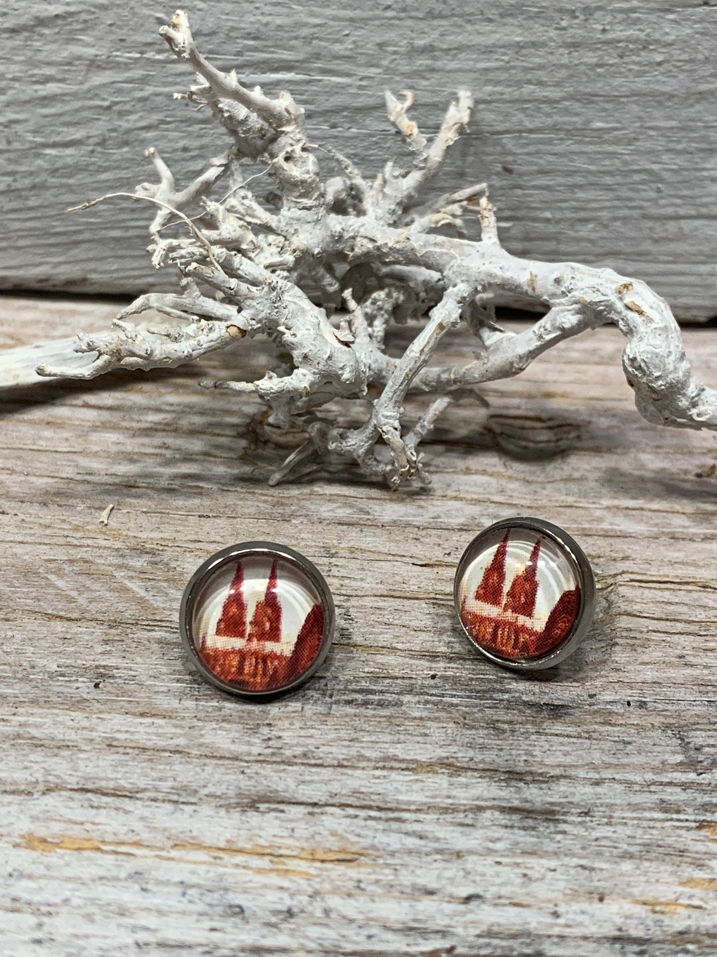 Kölner Dom Ohrstecker in Braun – 12 mm Edelstahl Souvenir für Heimatliebhaber