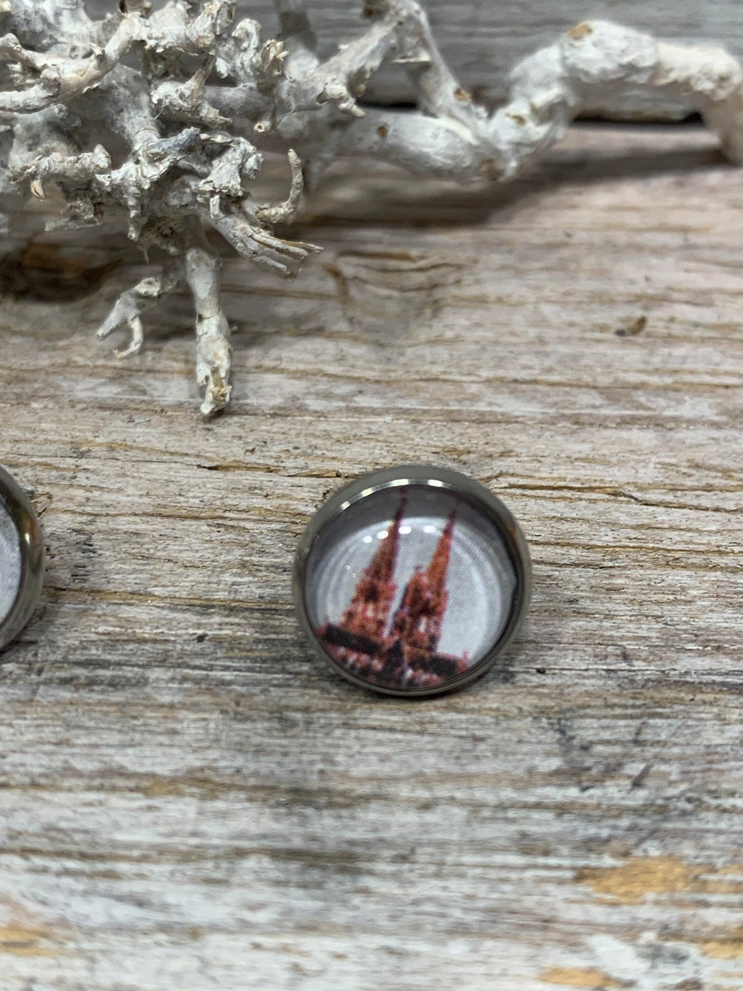 Ohrstecker Kölner Dom Motiv – Rote und Weiße Ohrringe für Köln-Liebhaber