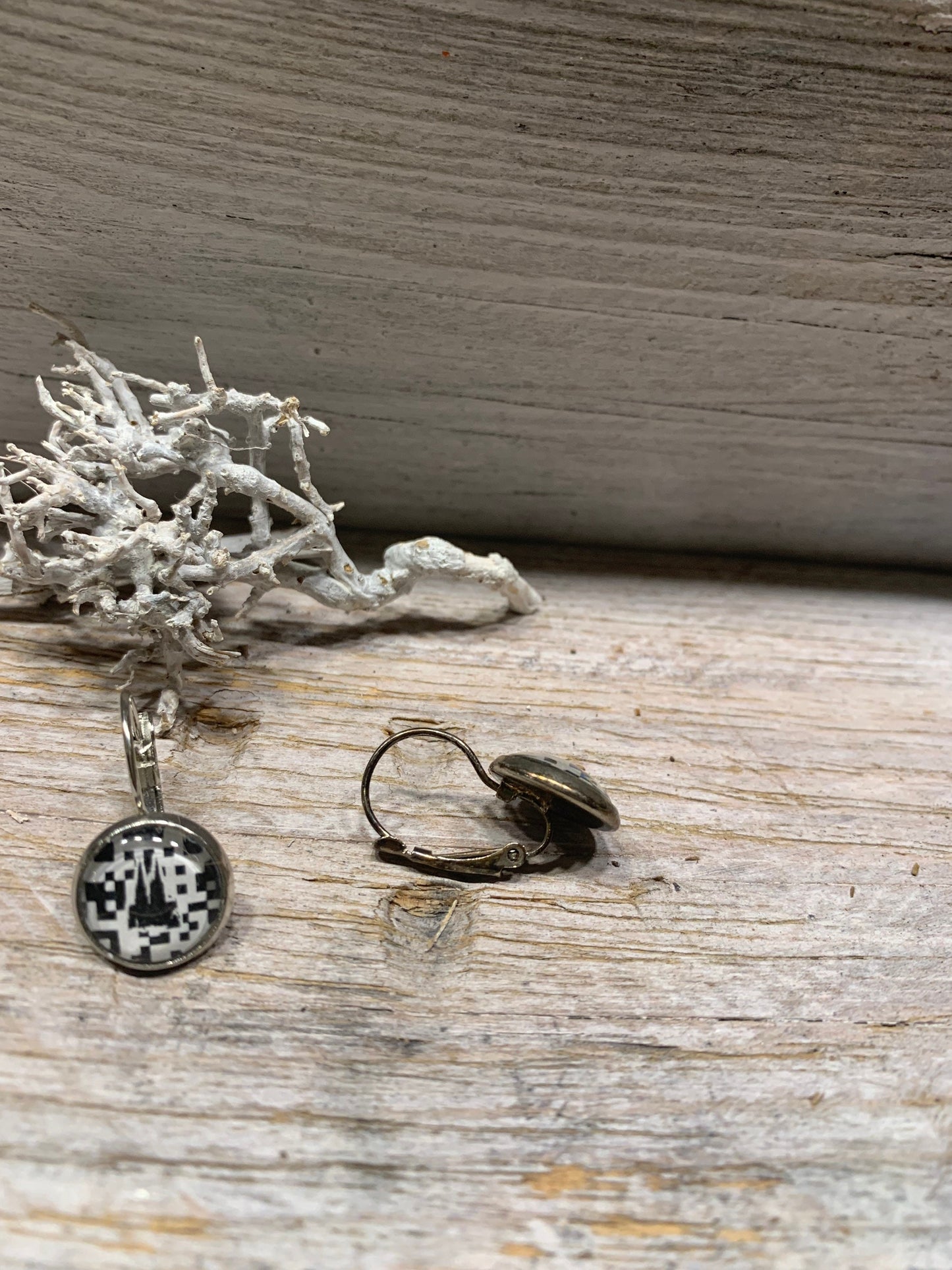 Kölner Dom Ohrringe – Schwarze Edelstahl Brisur mit QR-Motiv