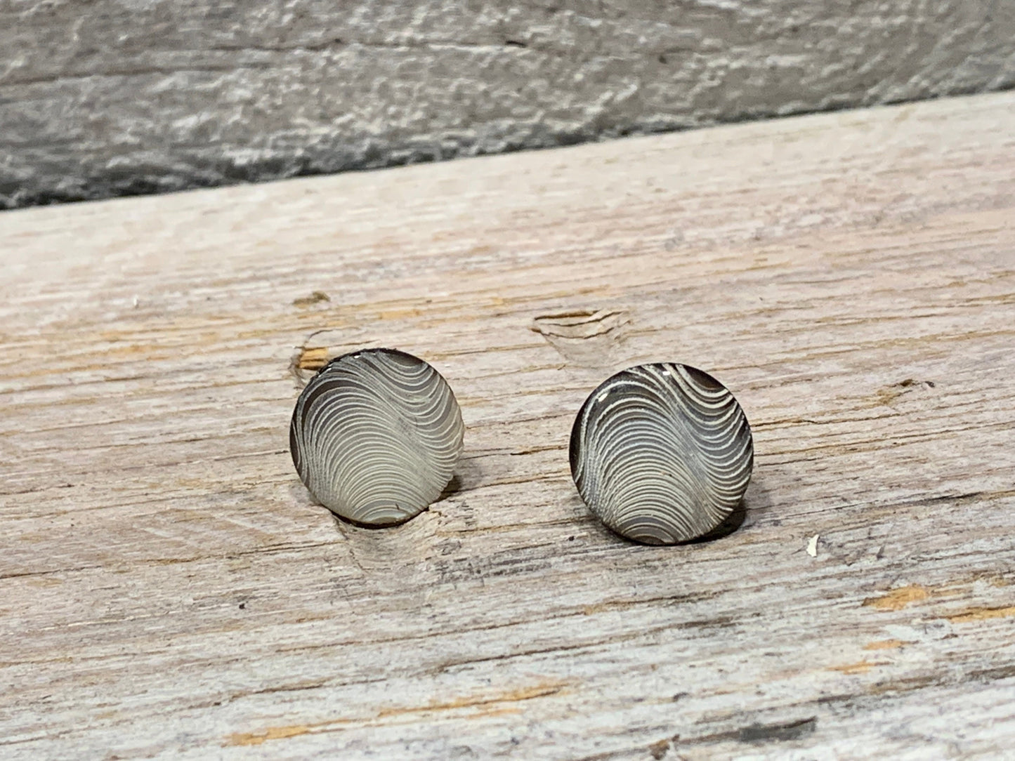 Edelstahl Ohrstecker mit Perlmutt-Welle – Stilvolle Ohrringe in Taupe