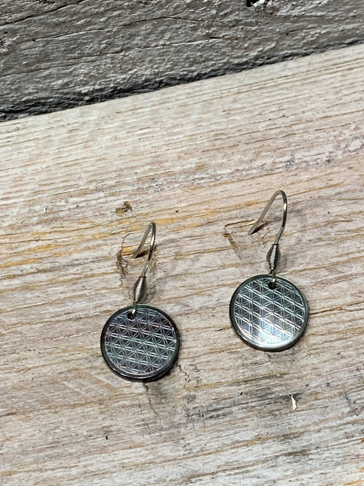 Edelstahl Ohrringe Blume des Lebens – Handgemachte Perlmutt Ohrringe in Taupe