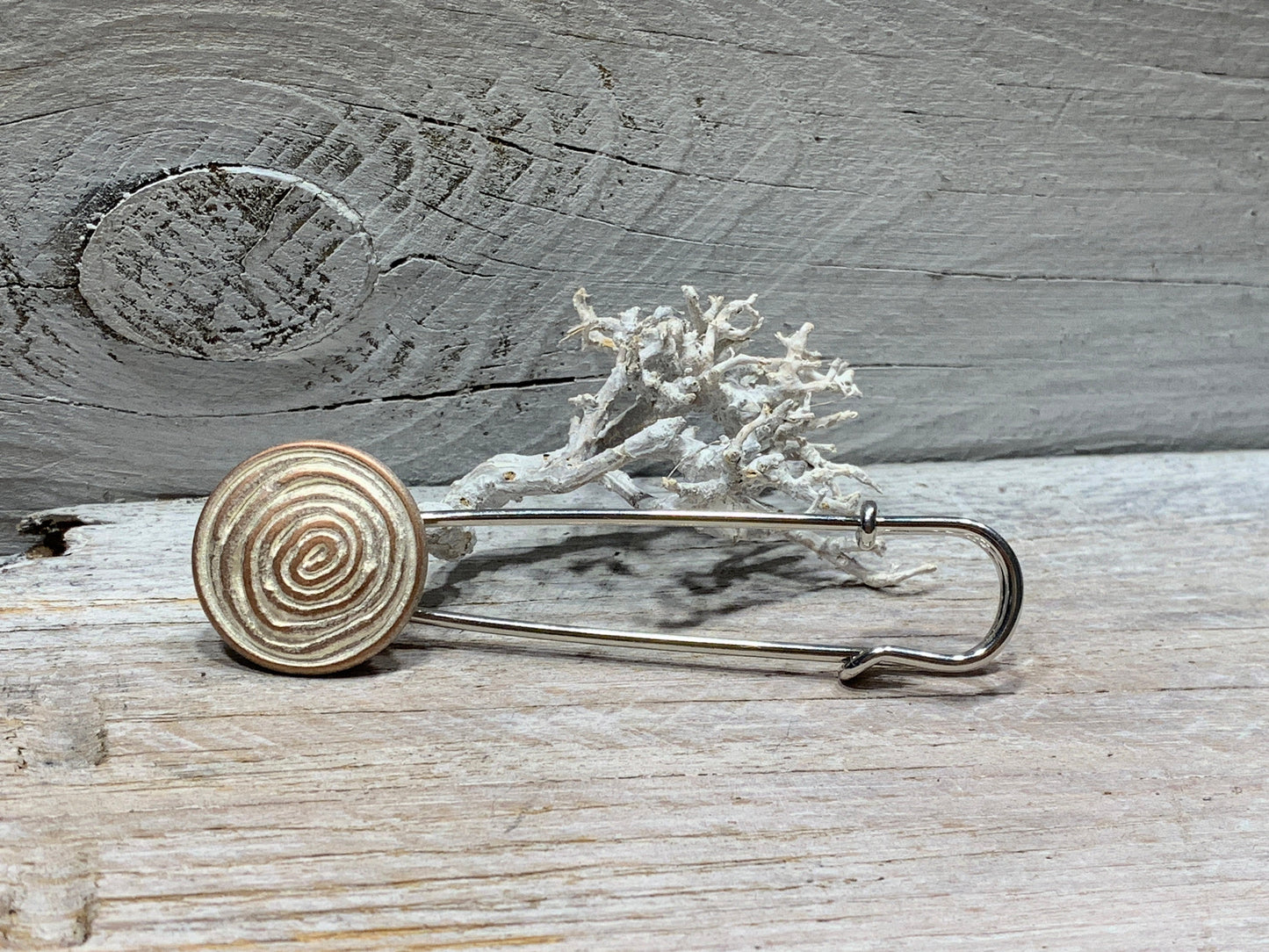 Ponchonadel Brosche im Schnecken-Design – Stilvolle Sicherheitsnadel aus Metall