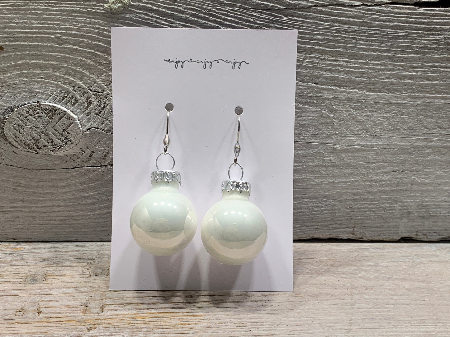 Festliche Ohrringe – Handgefertigte Weihnachtskugel aus Glas