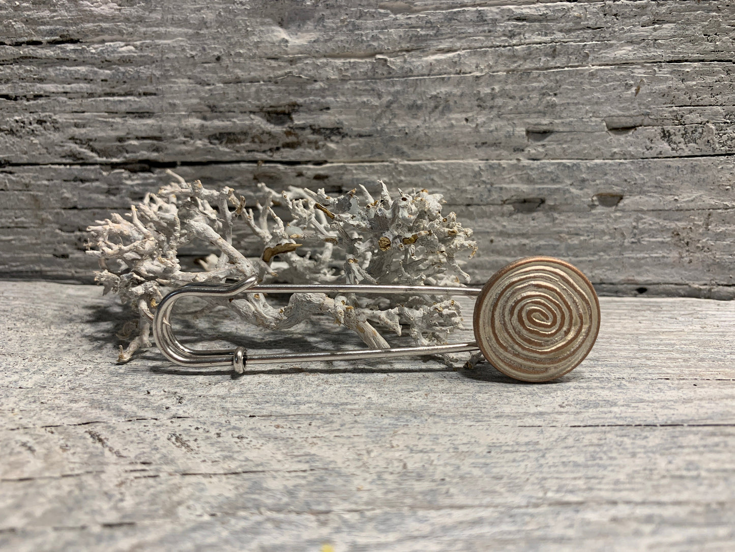 Ponchonadel Brosche im Schnecken-Design – Stilvolle Sicherheitsnadel aus Metall