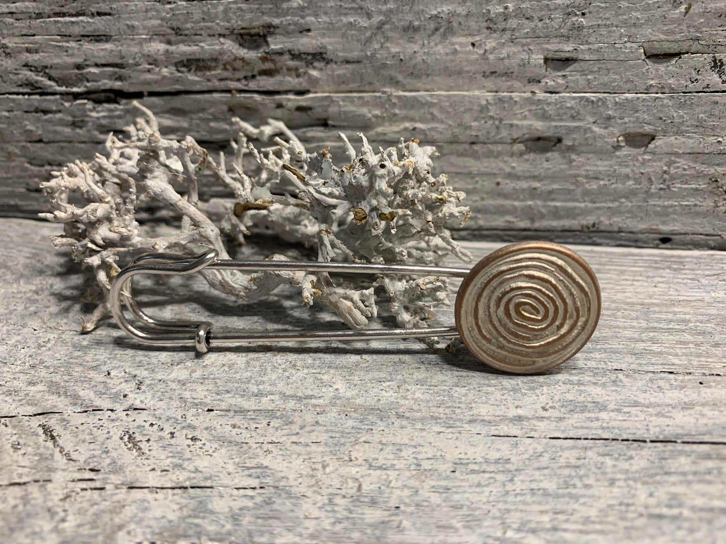 Ponchonadel Brosche im Schnecken-Design – Stilvolle Sicherheitsnadel aus Metall