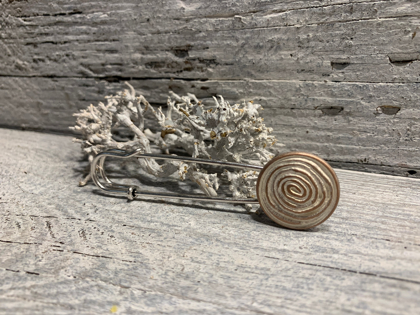 Ponchonadel Brosche im Schnecken-Design – Stilvolle Sicherheitsnadel aus Metall