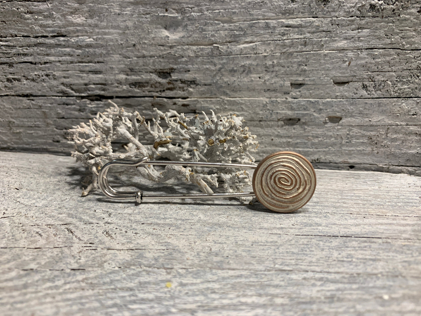 Ponchonadel Brosche im Schnecken-Design – Stilvolle Sicherheitsnadel aus Metall
