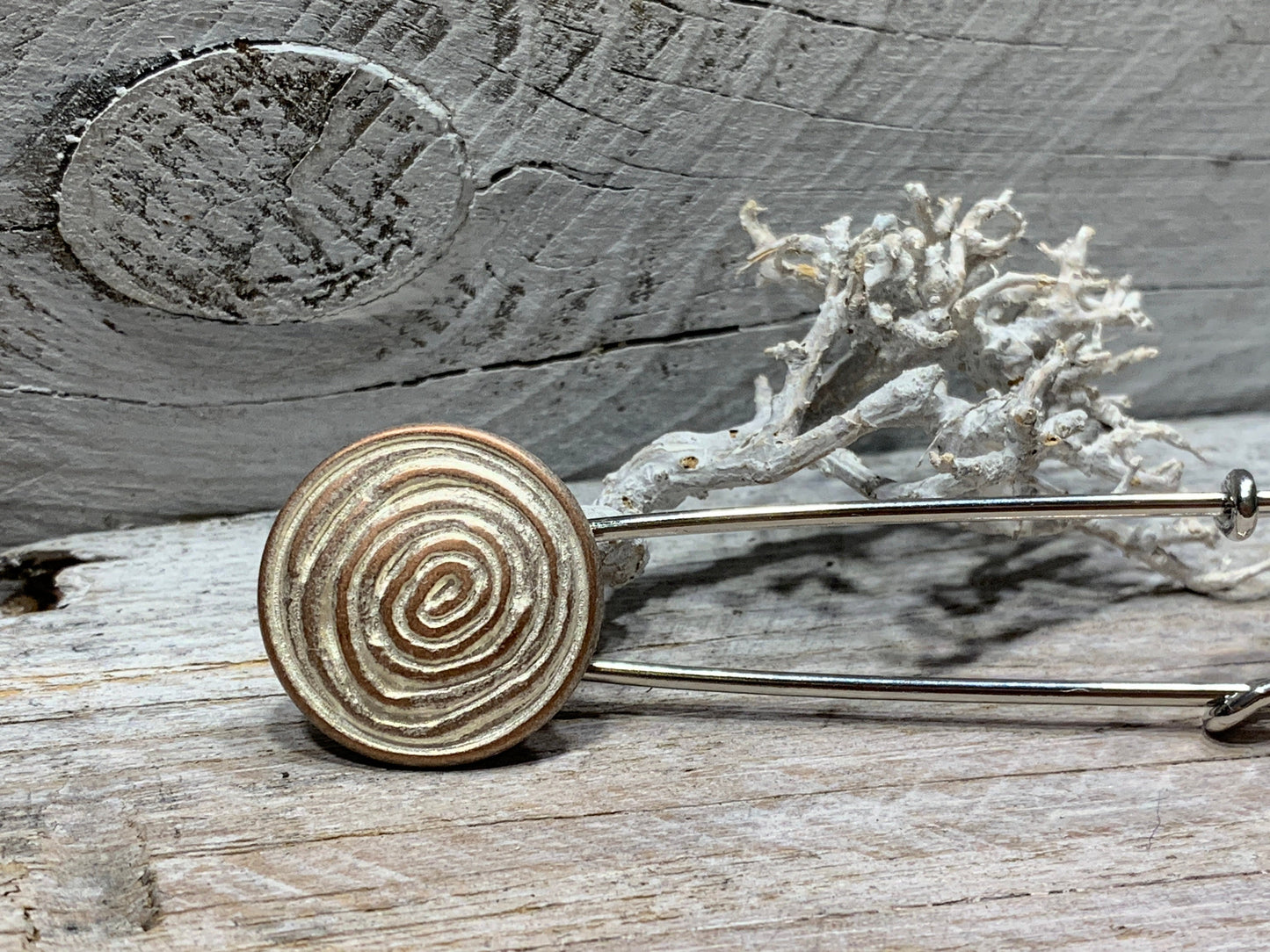 Ponchonadel Brosche im Schnecken-Design – Stilvolle Sicherheitsnadel aus Metall