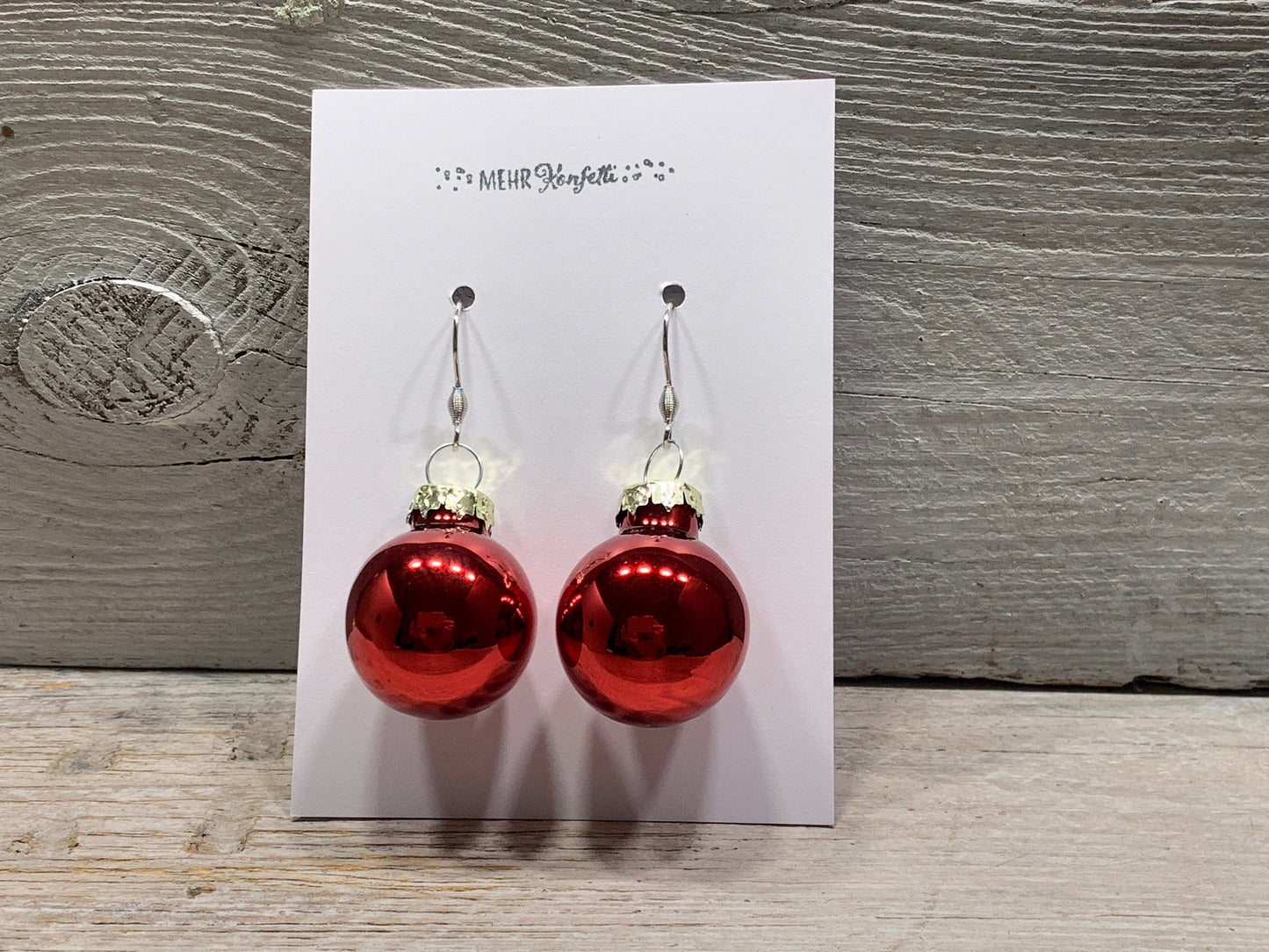 Handgefertigte Weihnachtsöhrhänger mit Glaskugeln in Rot – Festlicher Glasschmuck