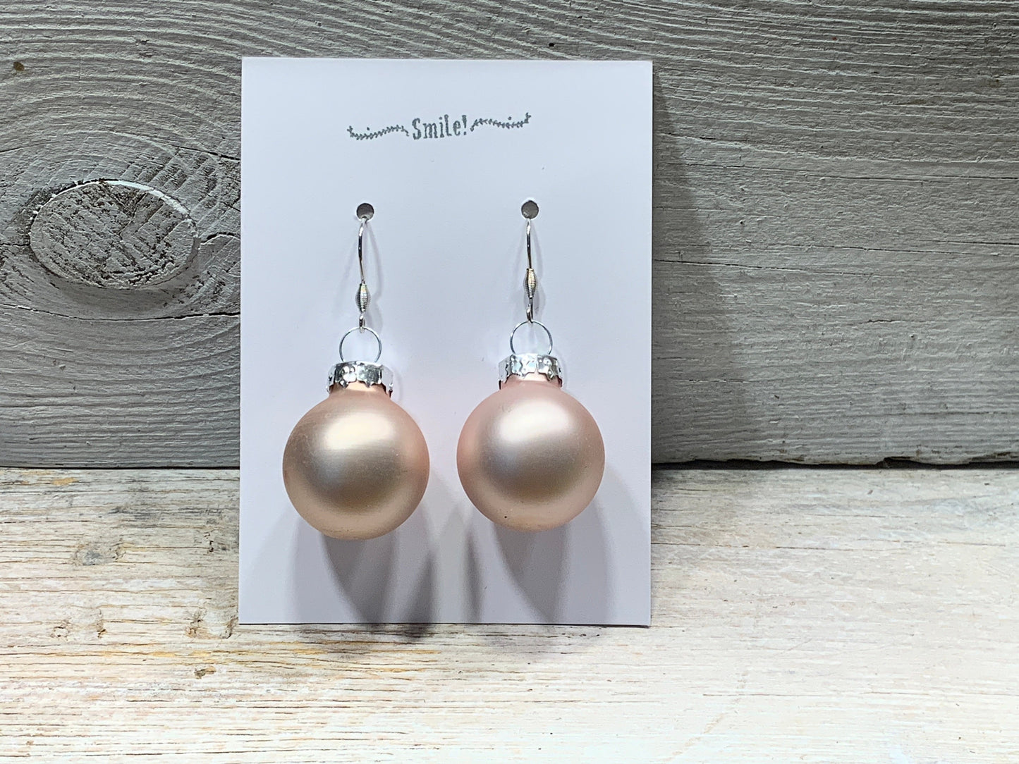 Weihnachtliche Ohrhänger mit Glaskugel in Rosa – Elegante Christbaumkugeln