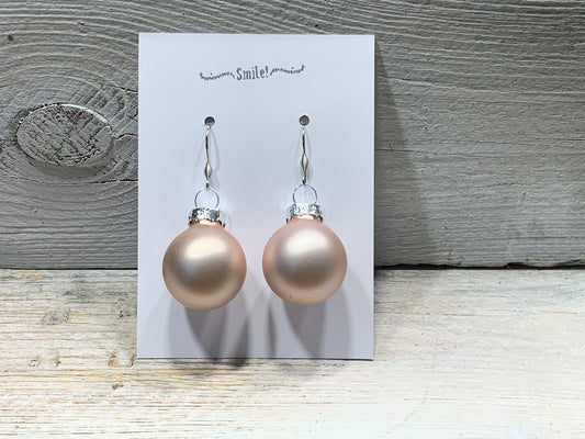 Weihnachtliche Ohrhänger mit Glaskugel in Rosa – Elegante Christbaumkugeln