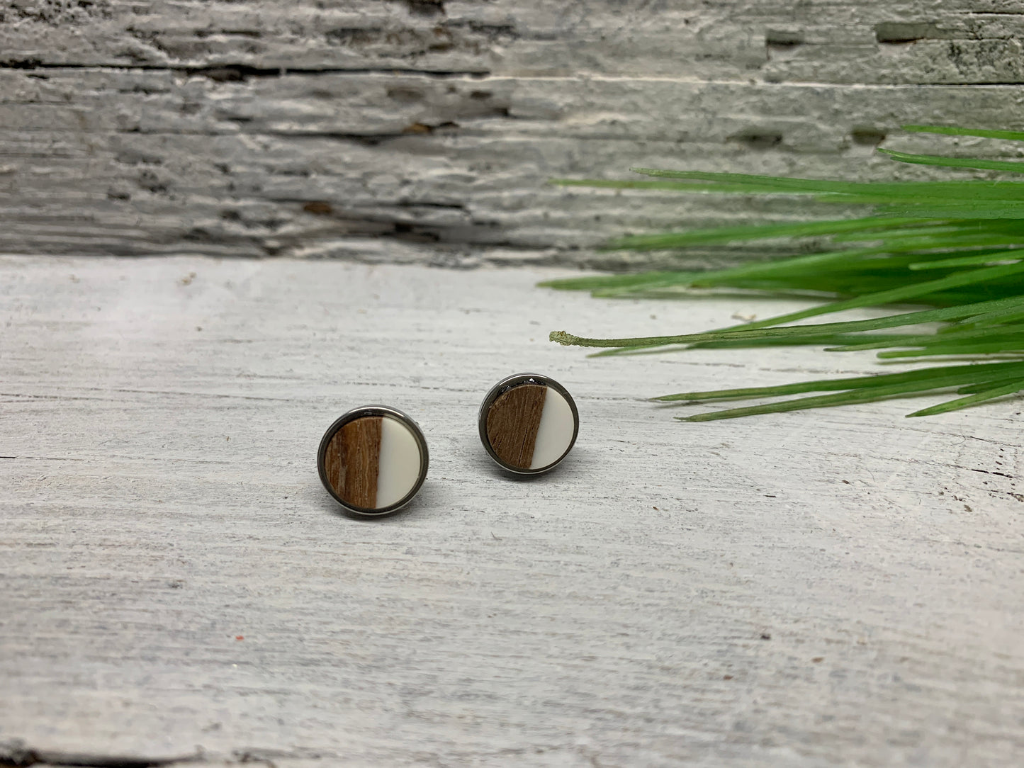 Minimalistische Ohrstecker aus Edelstahl mit Holz und Epoxid – Eleganter Ohrschmuck in Weiß