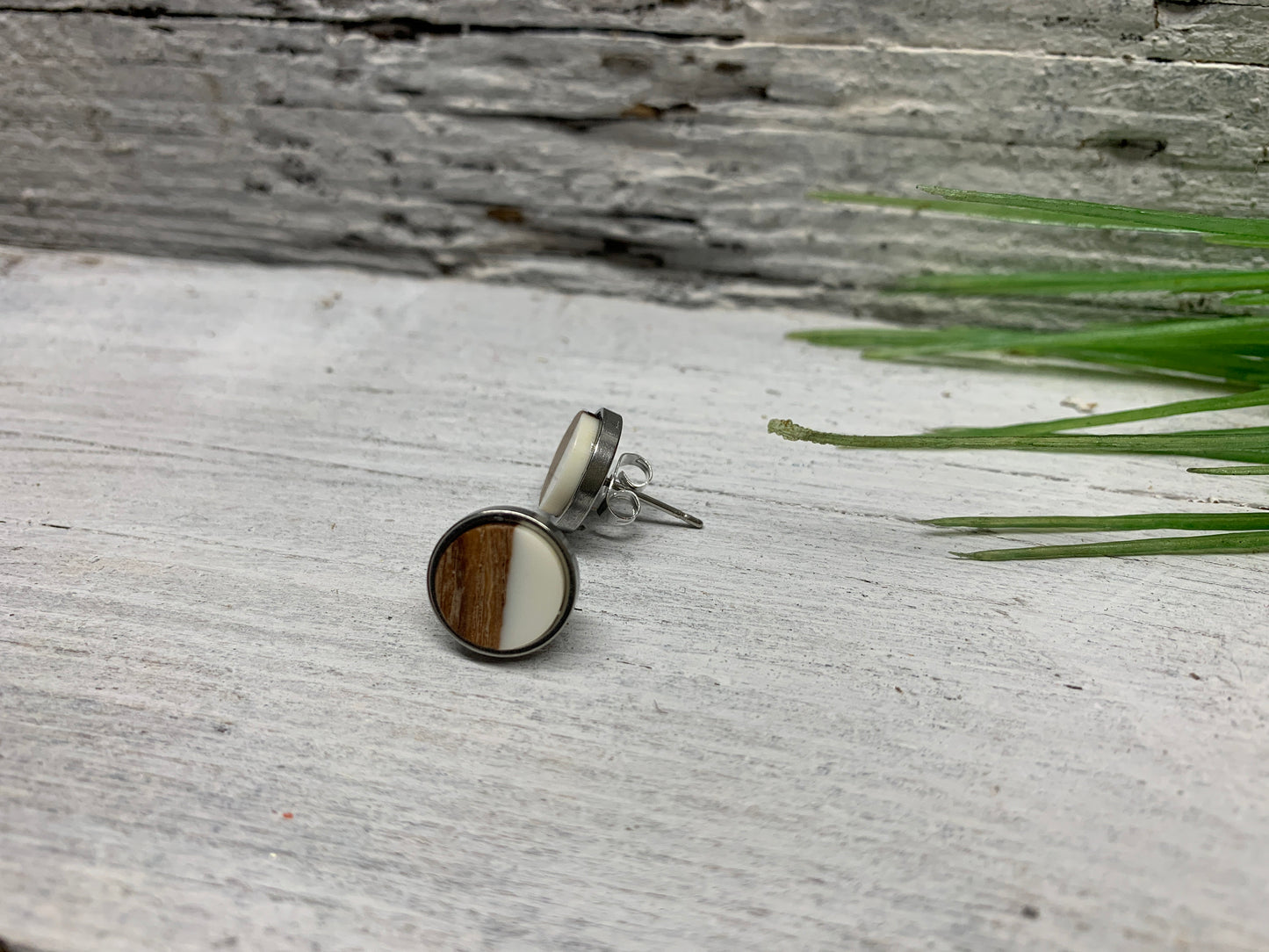 Minimalistische Ohrstecker aus Edelstahl mit Holz und Epoxid – Eleganter Ohrschmuck in Weiß