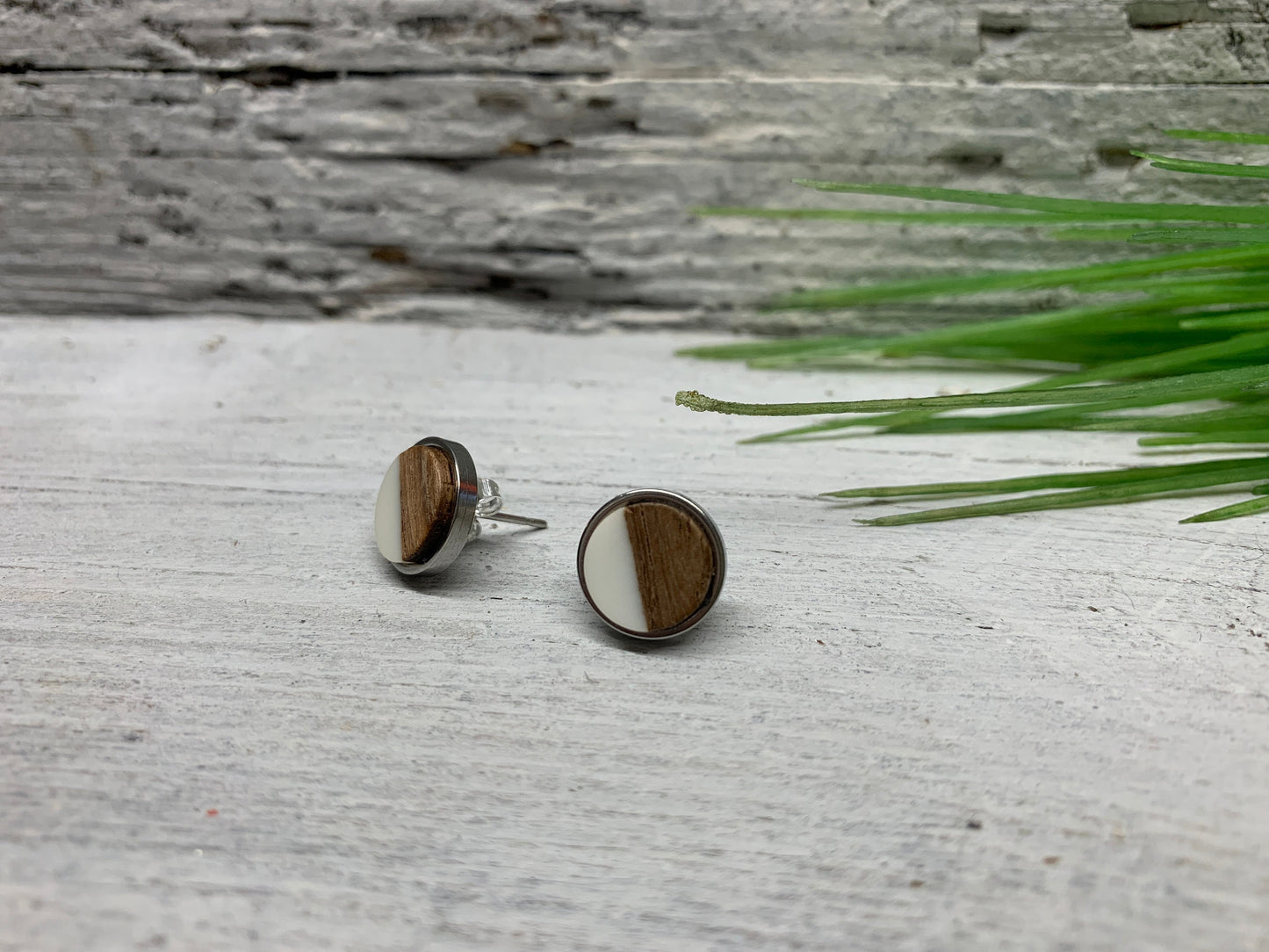 Minimalistische Ohrstecker aus Edelstahl mit Holz und Epoxid – Eleganter Ohrschmuck in Weiß