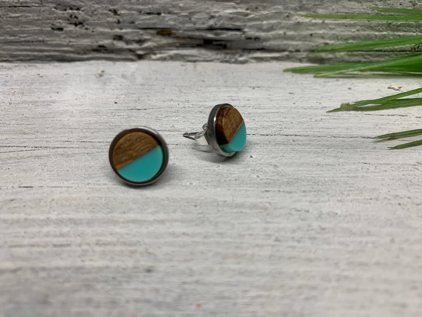 Edelstahl Ohrstecker mit Holz & Epoxid in Türkis – Minimalistische Ohrringe