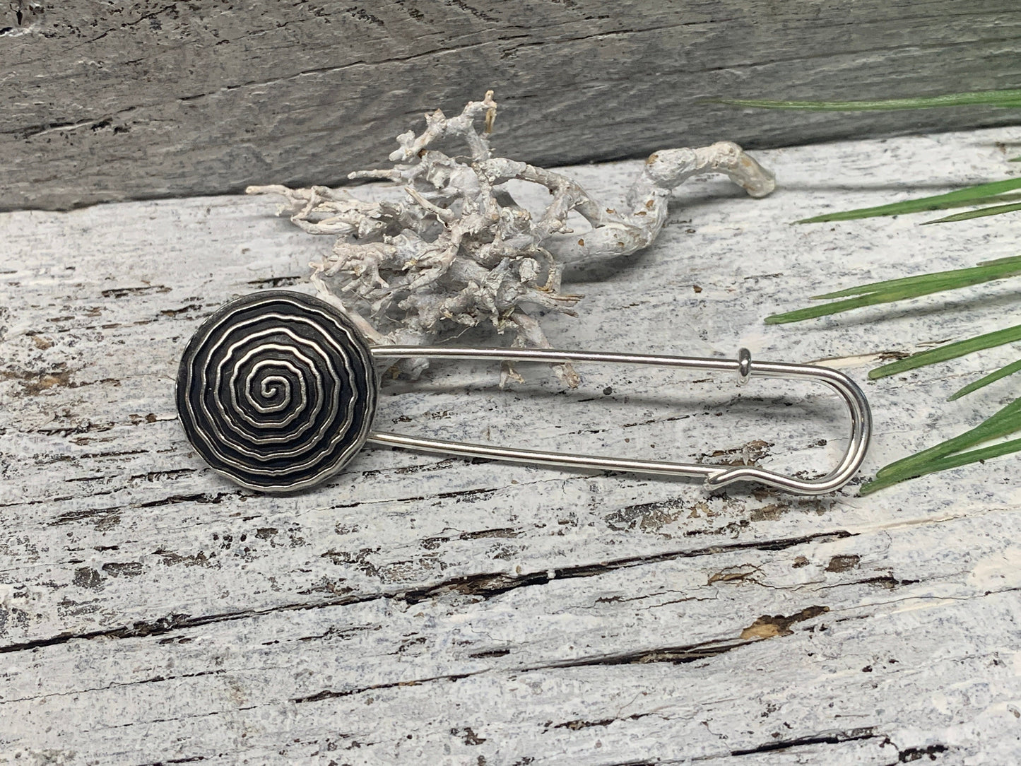Ponchonadel aus Metall mit Spiralmuster – Elegante Kilt Pin