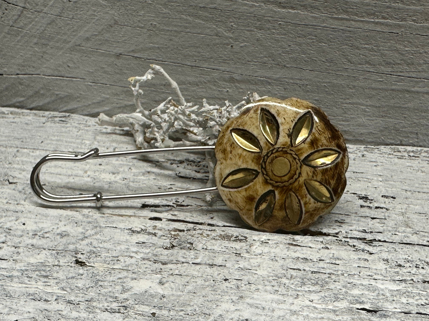 Ponchonadel Brosche aus Metall Horn mit Intarsien in Gold – Dekorative Anstecknadel