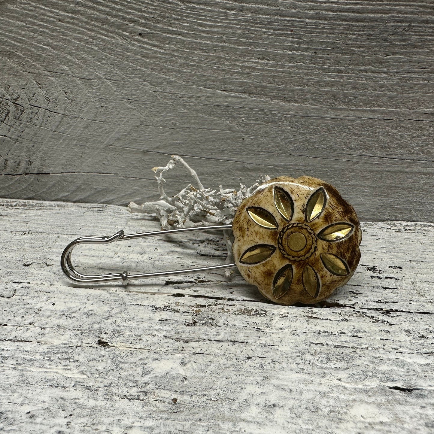Ponchonadel Brosche aus Metall Horn mit Intarsien in Gold – Dekorative Anstecknadel