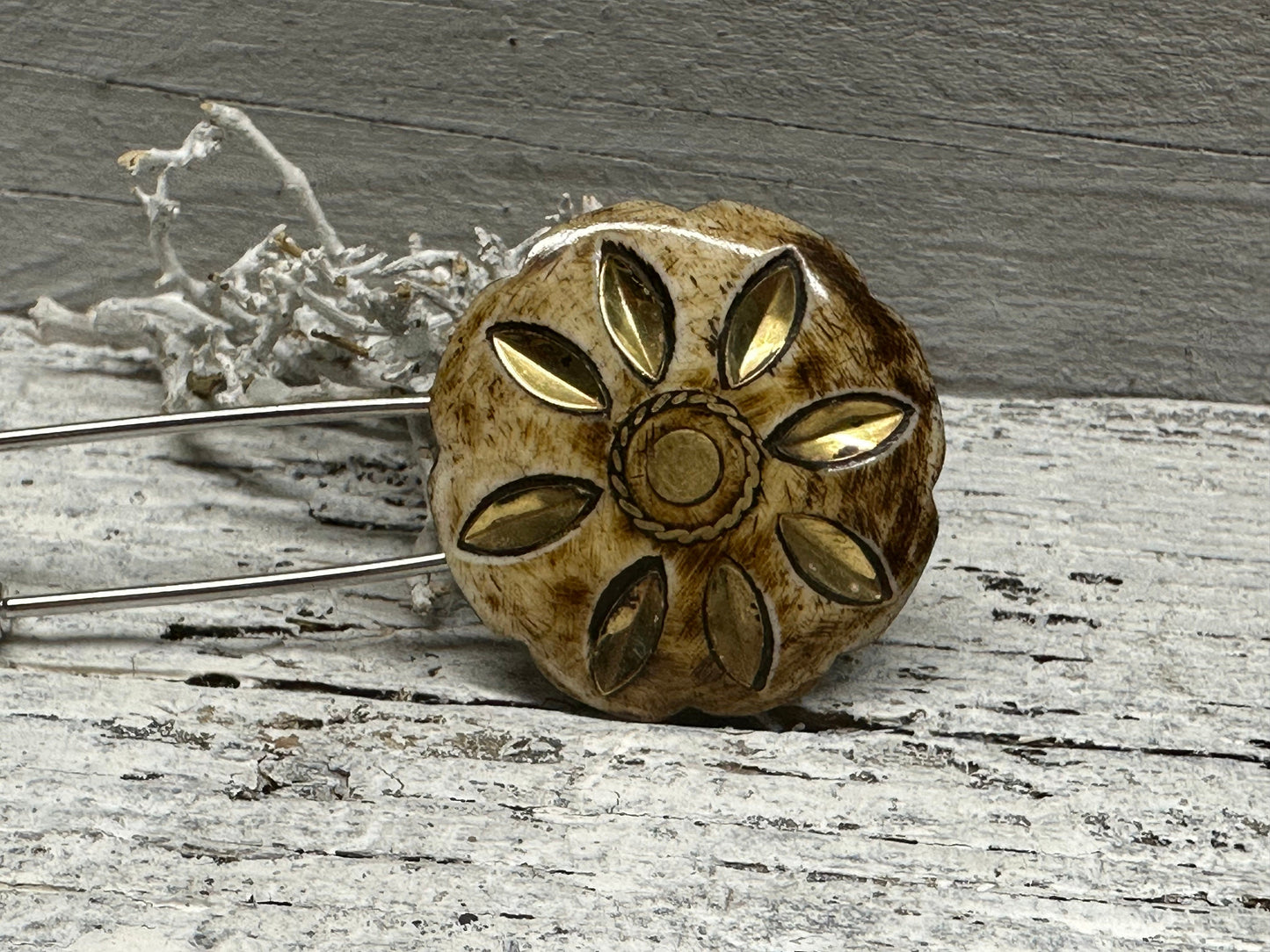 Ponchonadel Brosche aus Metall Horn mit Intarsien in Gold – Dekorative Anstecknadel