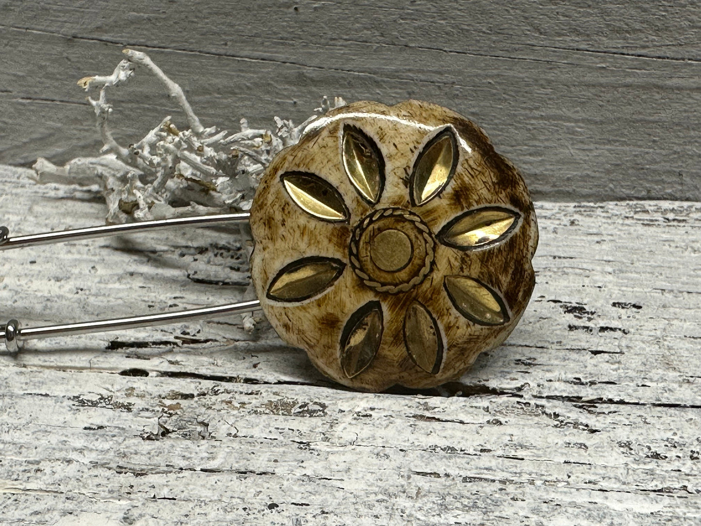 Ponchonadel Brosche aus Metall Horn mit Intarsien in Gold – Dekorative Anstecknadel