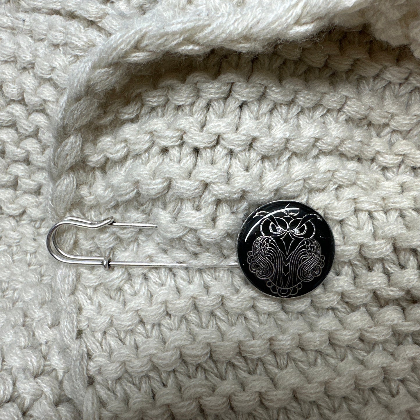Künstlerische Ponchonadel Brosche Eulen Motiv – Schwarzes Design