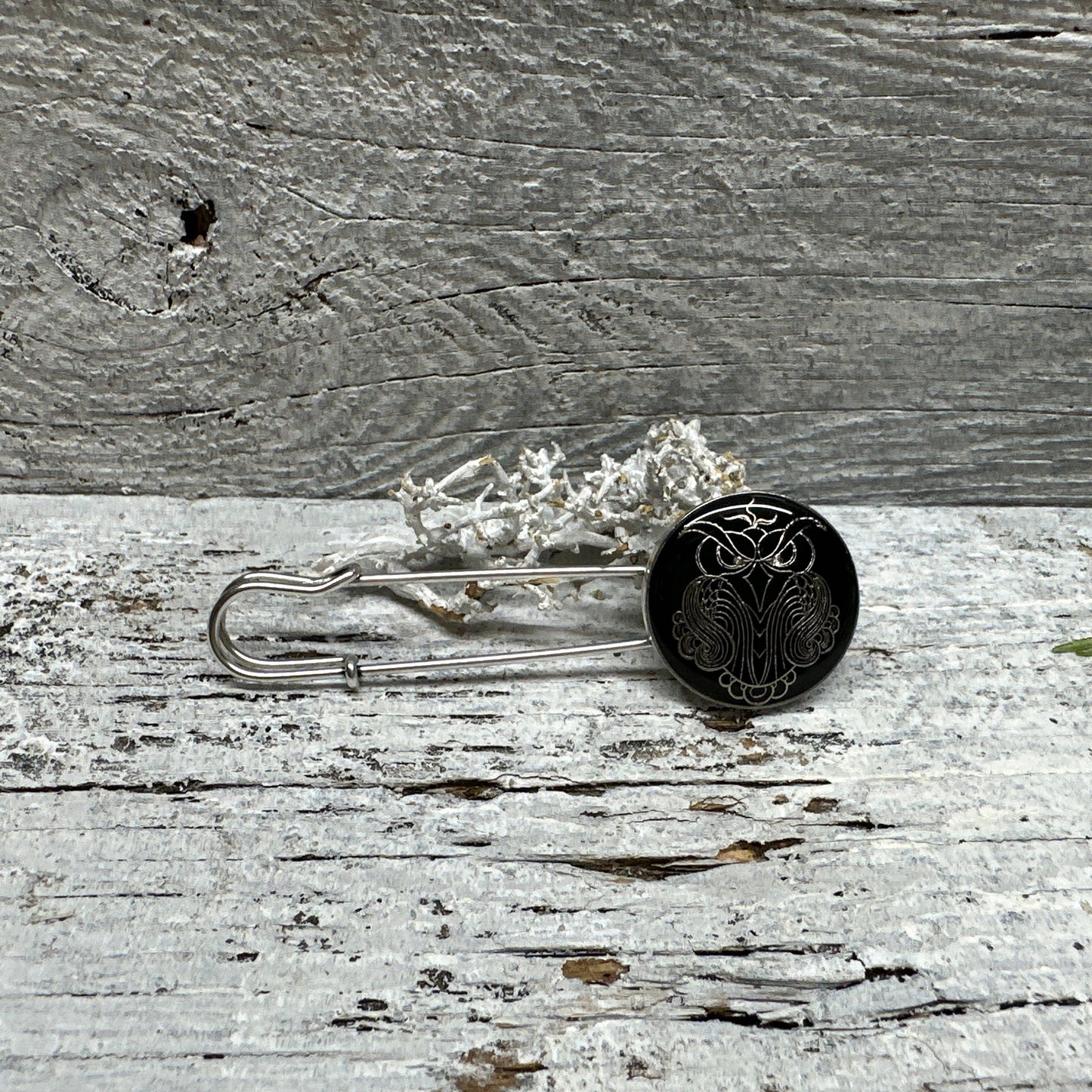 Künstlerische Ponchonadel Brosche Eulen Motiv – Schwarzes Design