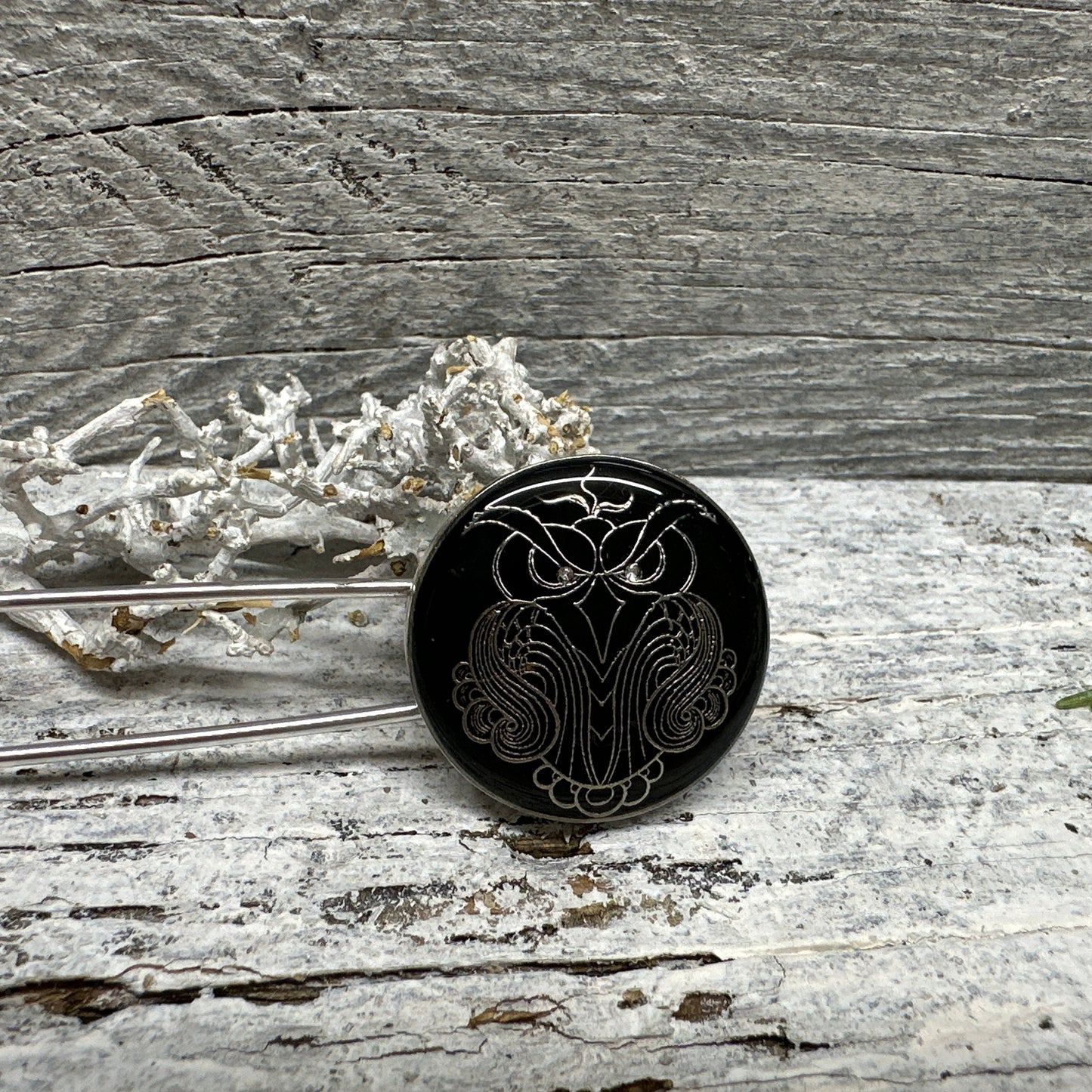 Künstlerische Ponchonadel Brosche Eulen Motiv – Schwarzes Design