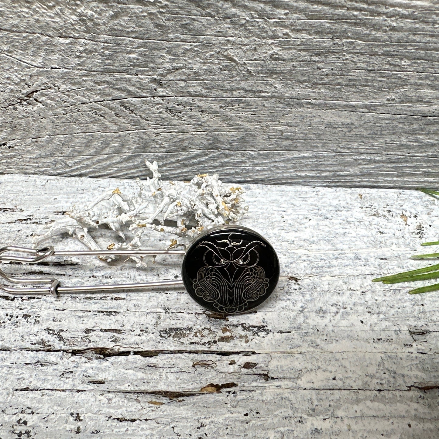 Künstlerische Ponchonadel Brosche Eulen Motiv – Schwarzes Design