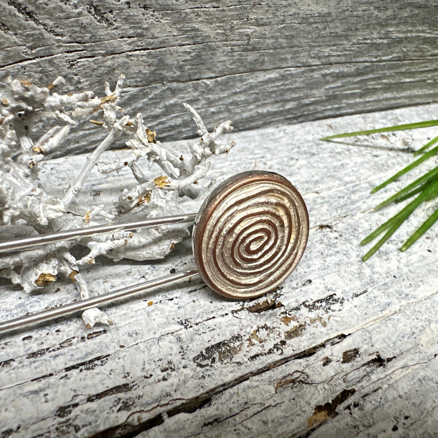 Ponchonadel Brosche im Schnecken-Design – Stilvolle Sicherheitsnadel aus Metall