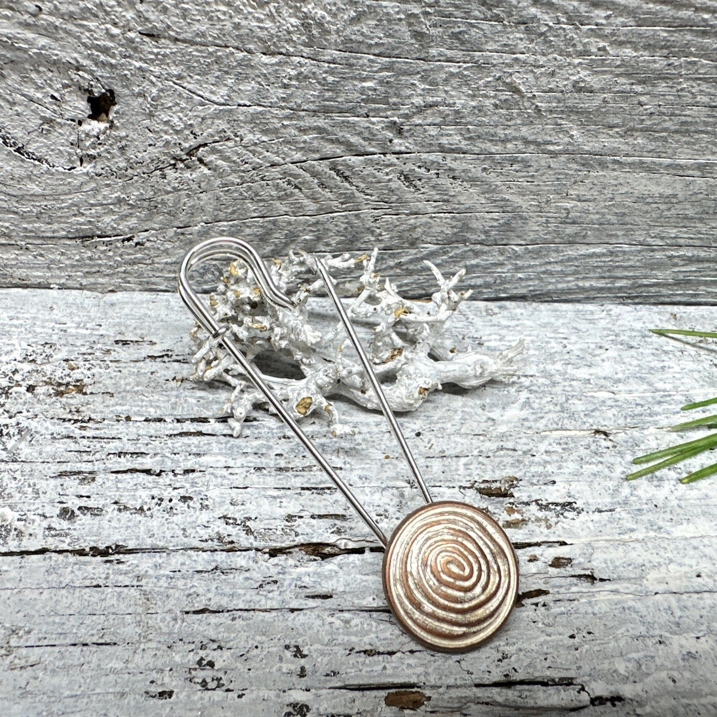 Ponchonadel Brosche im Schnecken-Design – Stilvolle Sicherheitsnadel aus Metall