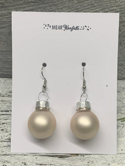 Weihnachtliche Ohrhänger mit Glaskugel in Rosa – Elegante Christbaumkugeln