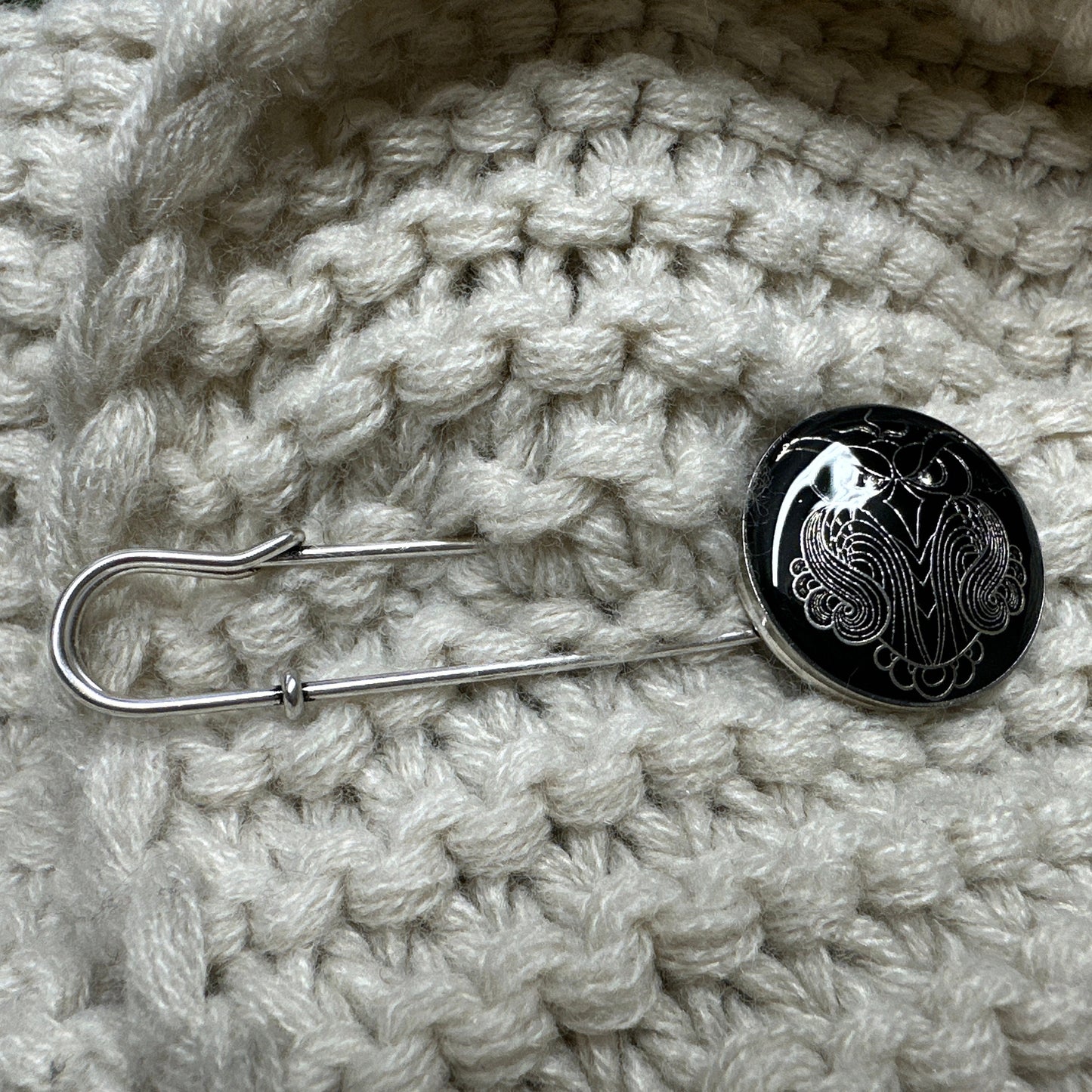 Künstlerische Ponchonadel Brosche Eulen Motiv – Schwarzes Design